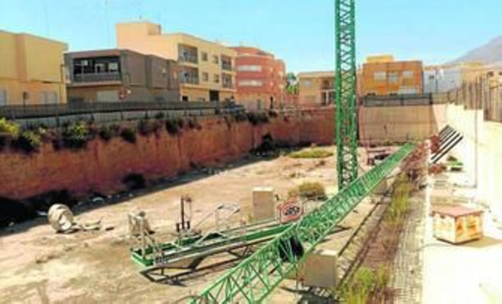 El edificio se paralizó en los cimientos, con lo cual quedó un enorme hoyo que supone un grave peligro.