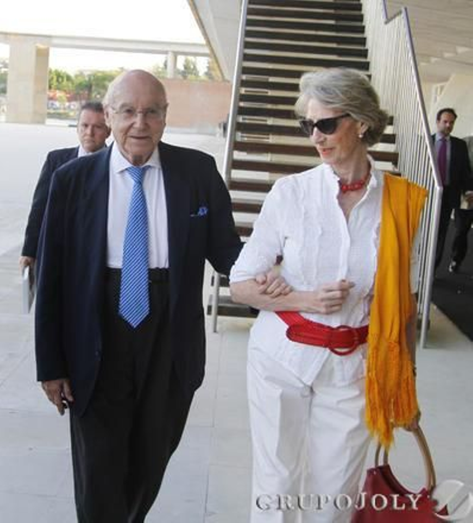 Manuel Clavero Arévalo, presidente del consejo editorial del Grupo Joly, llega al acto en compañía de su esposa, Guadalupe Ternero.

Foto: Antonio Pizarro/Juan Carlos Vázquez/Victoria Hidalgo/ Manuel Gómez