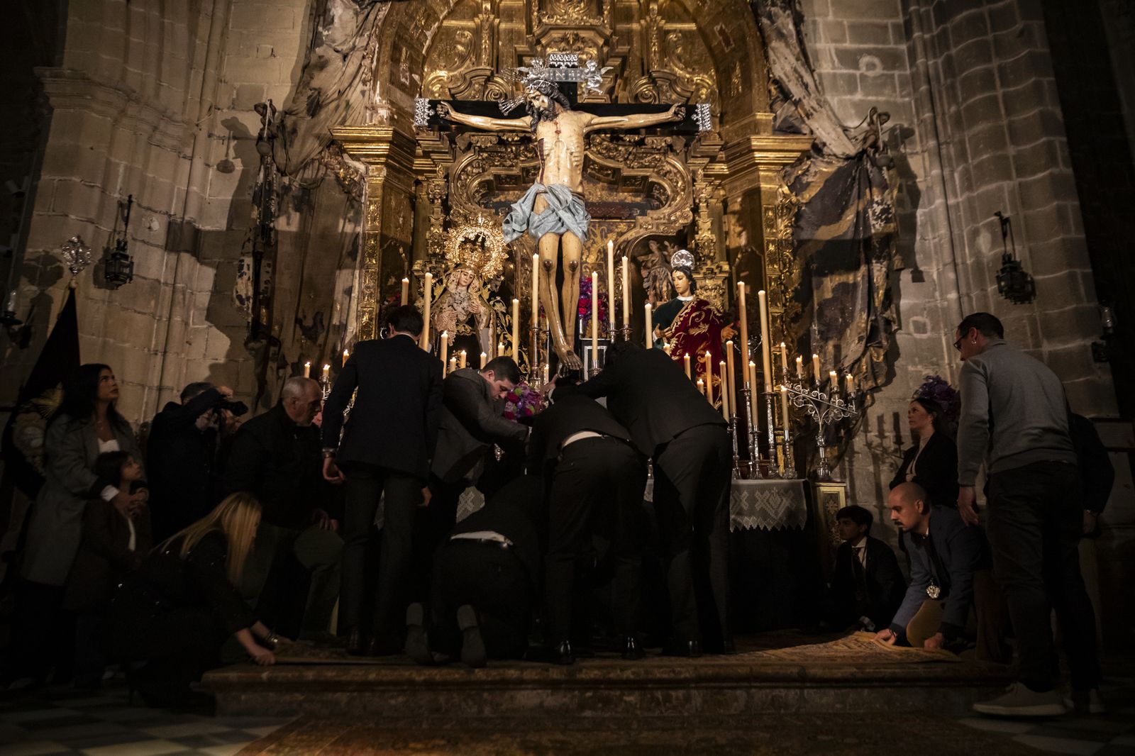 Así fue el viacrucis del Cristo de la Viga por el interior de la Catedral de Jerez