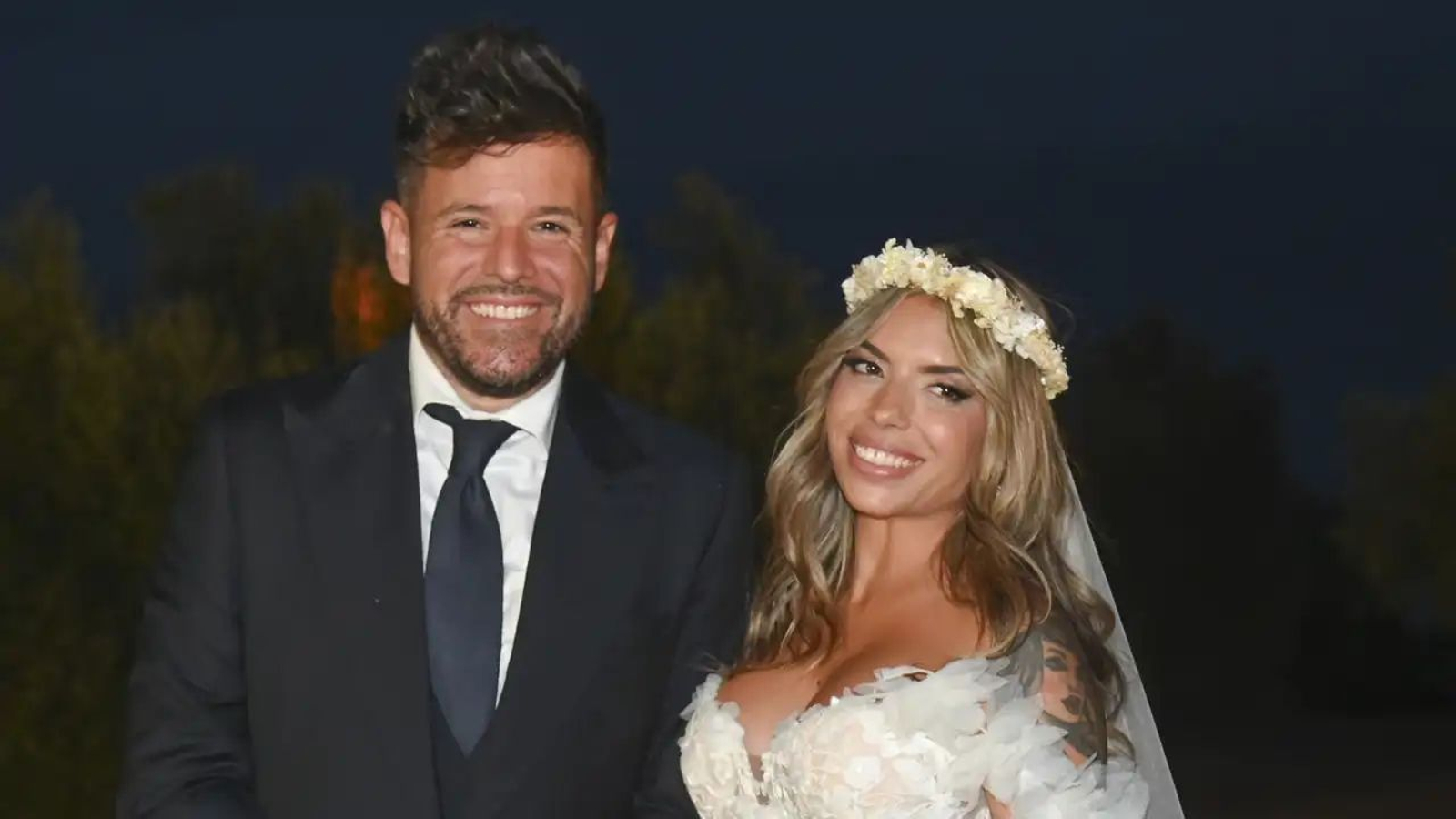 Pablo López y Laura Rubio posan ante los medios en la celebració de su segundo enlace