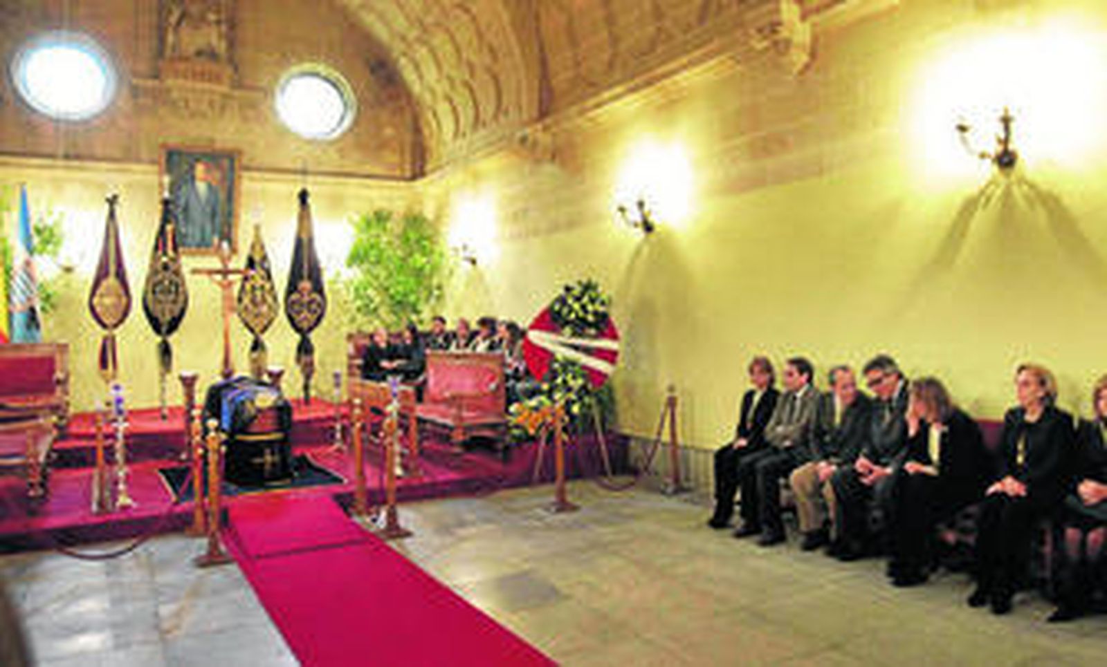 Capilla ardiente de Antonio Gallardo, instalada en el Cabildo Viejo, ayer.