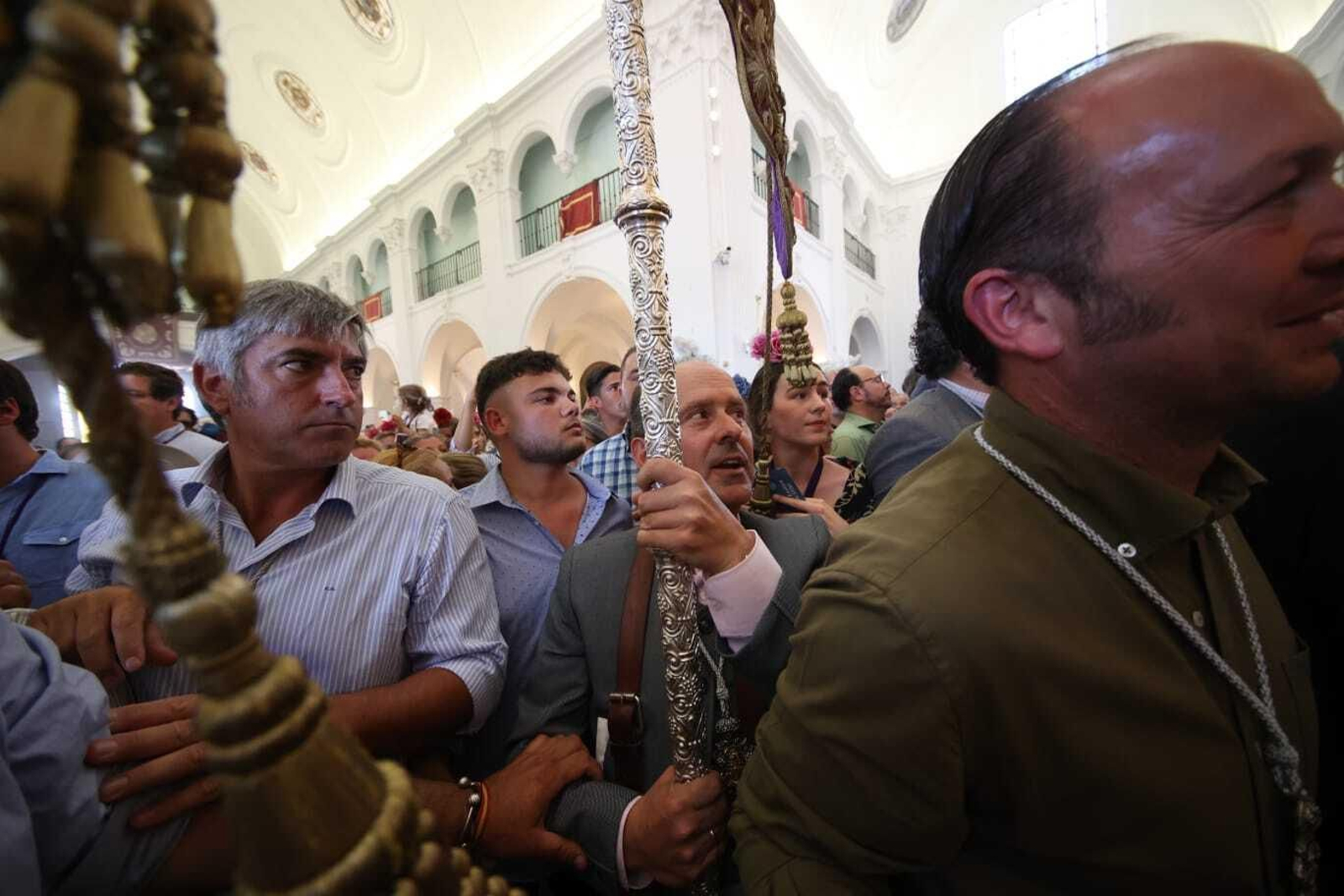 El Simpecado de Jerez a los pies de la Virgen del Rocío