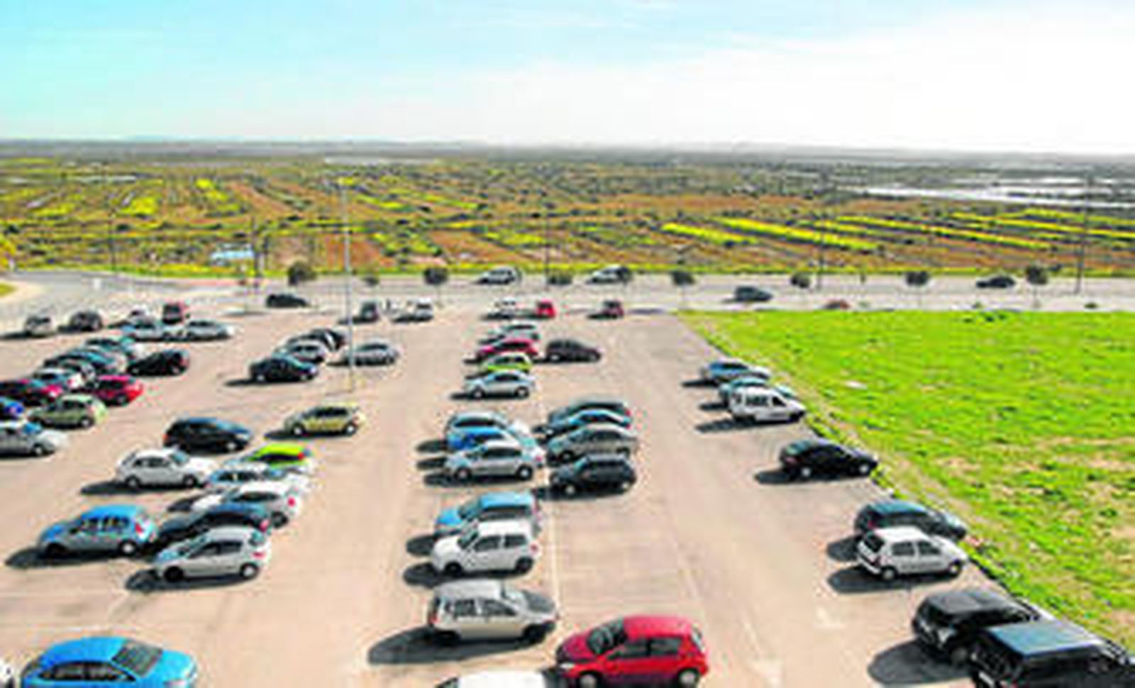 La Ronda del Estero y algunas de las bolsas de aparcamientos colindantes. Al fondo se aprecia el entorno del Parque Natural.