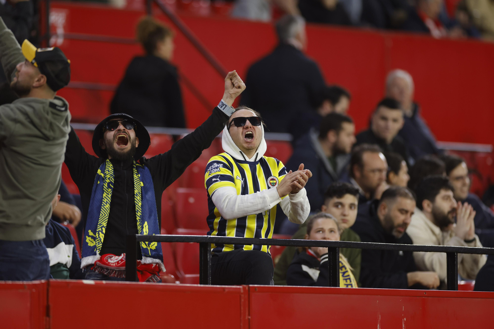 Búscate en las fotos del Sevilla-Fenerbahçe,