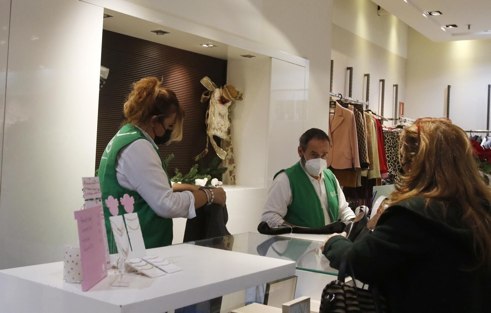 La tienda del centro comercial La Sierra para ayudar a los enfermos de cáncer, en imágenes