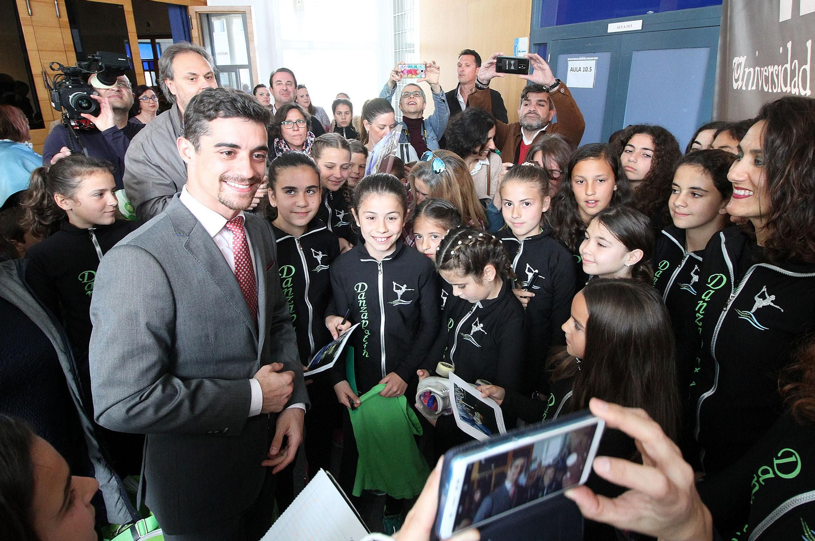 Javier Fernández López, campeón del mundo en patinaje, a su llegada al acto del 3 de marzo en la UHU