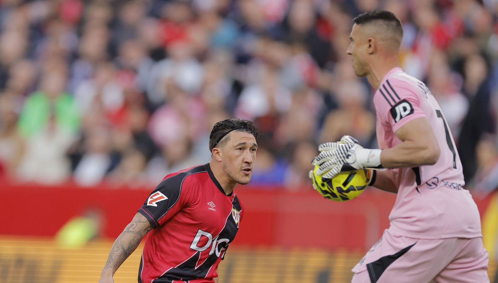 Vlachodimos se dispone a sacar ante el Pacha Espino, los dos protagonistas del 1-1.