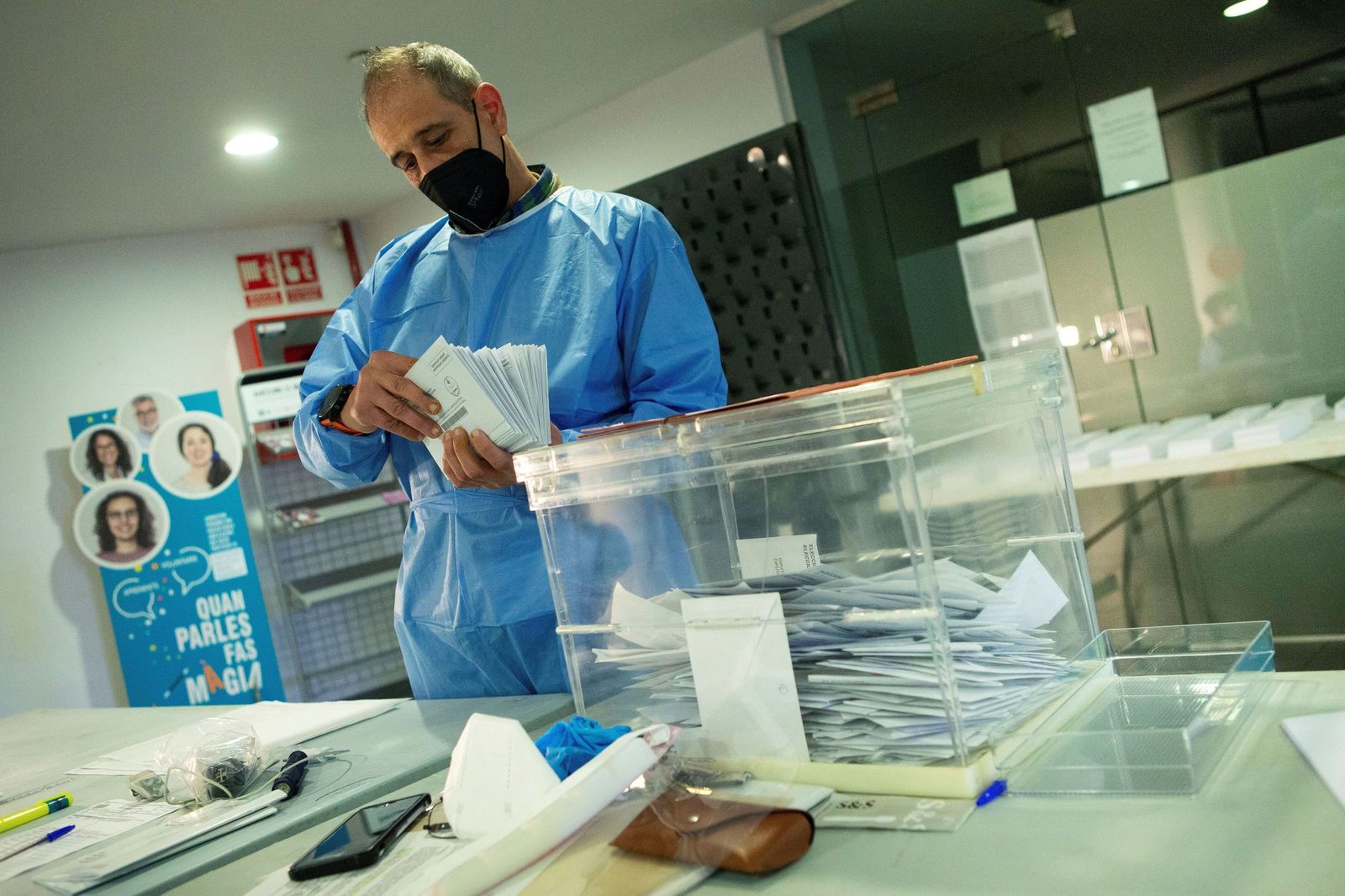 Imágenes de la jornada electoral en Cataluña