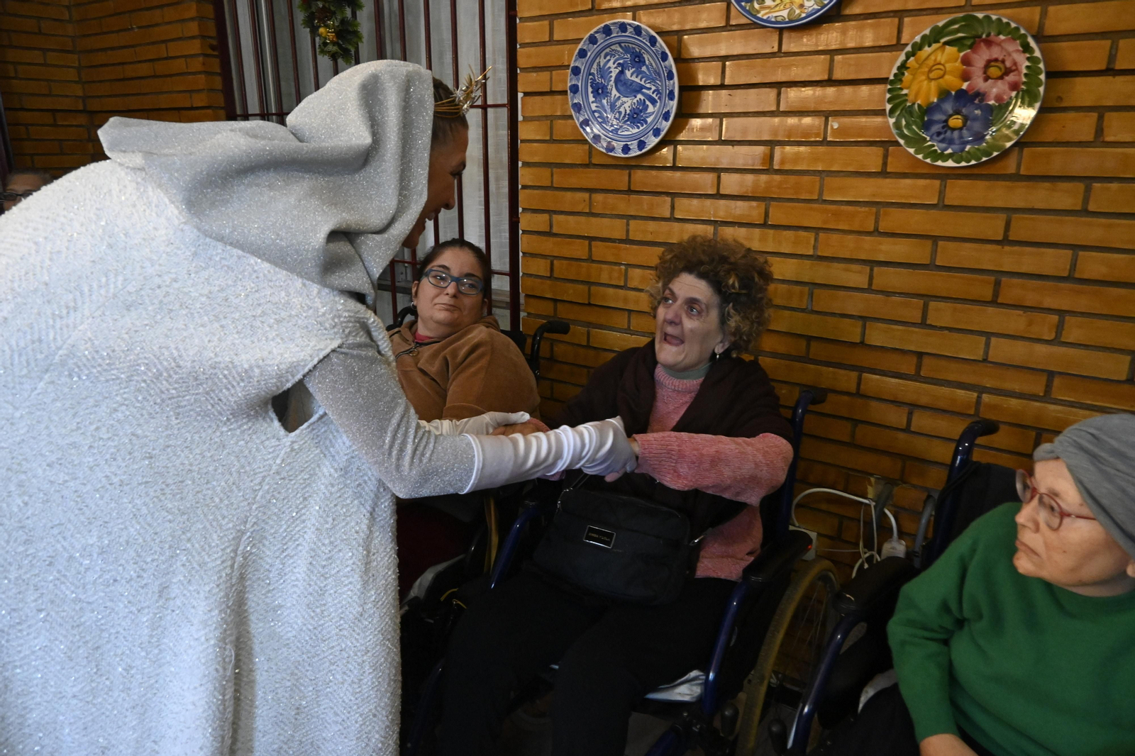 Visita de los Reyes Magos a los ancianos de los asilos de Huelva, en imágenes