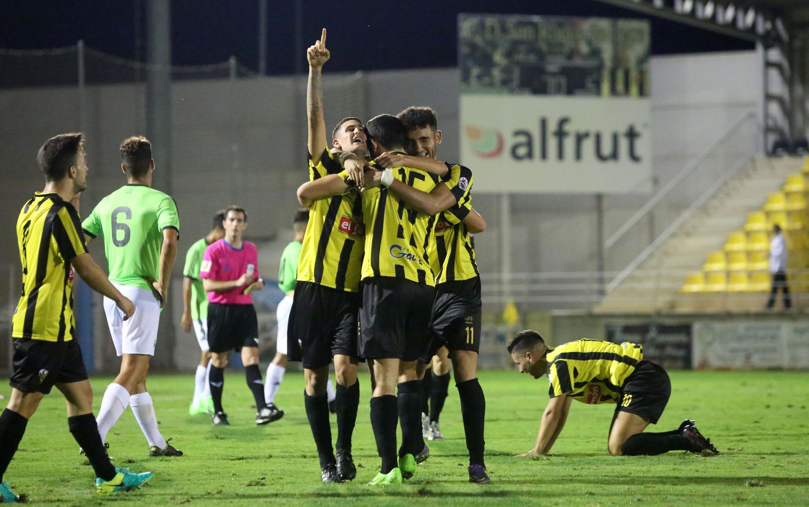 Los jugadores del San Roque celebran uno de los goles anotados esta temporada en casa.