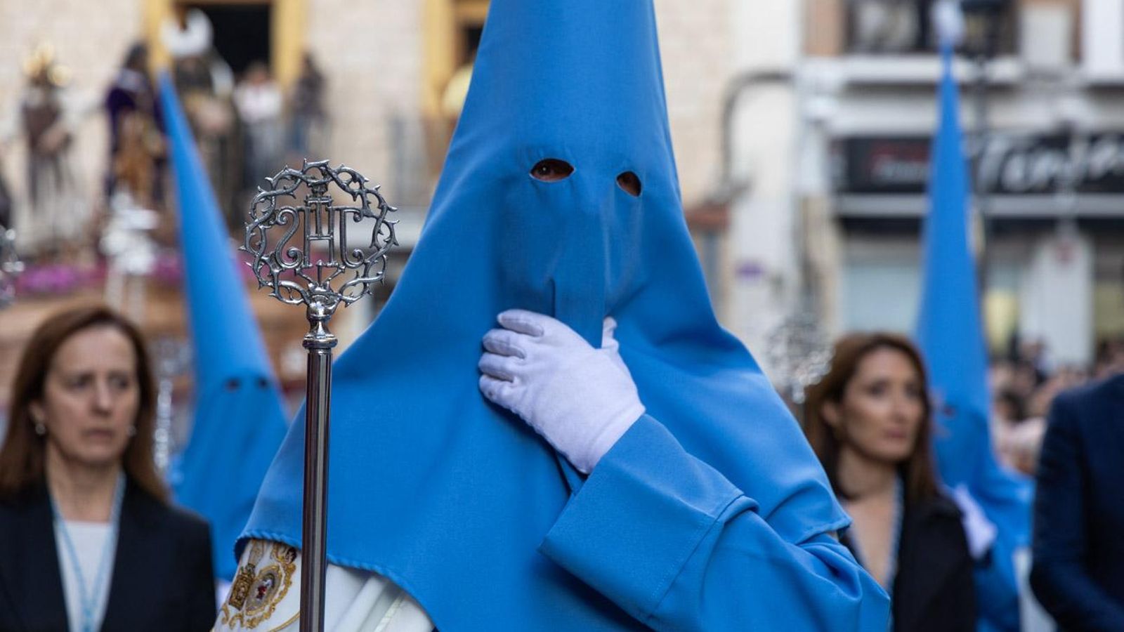 Los cofrades se rinden ante los grandes pasos de misterio del Lunes Santo