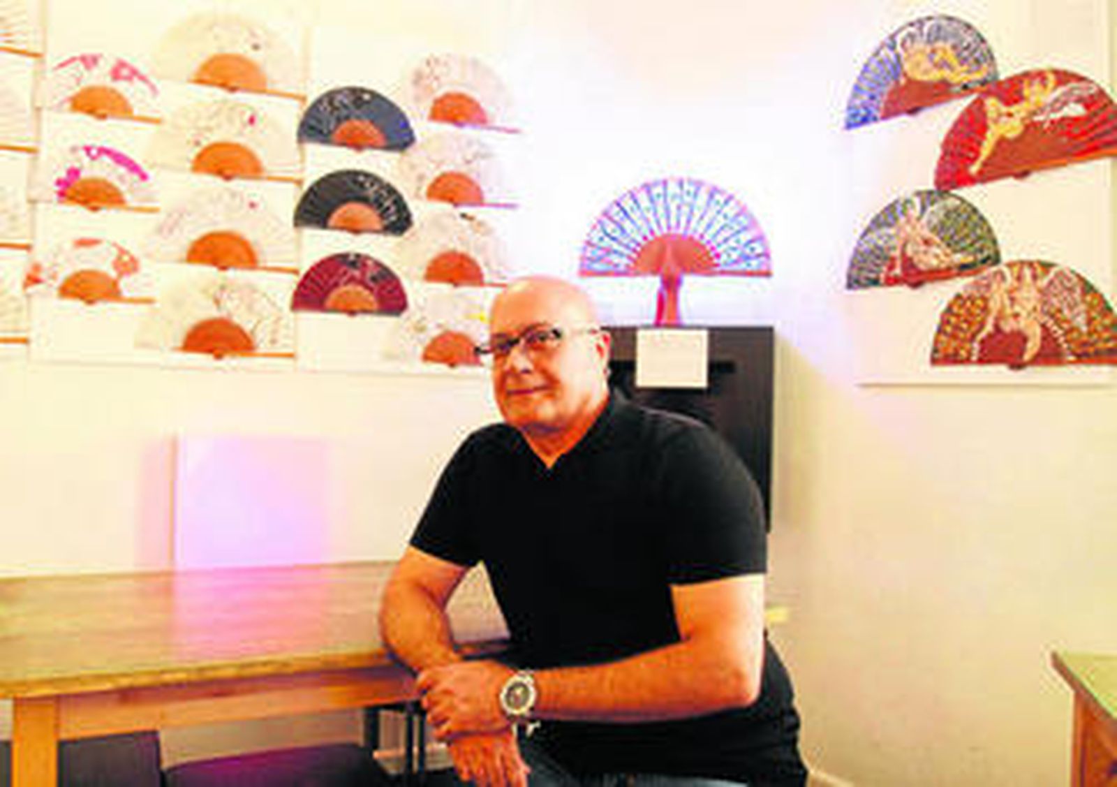 El artista cubano junto a una parte de su exposición en la taberna del Pópulo.