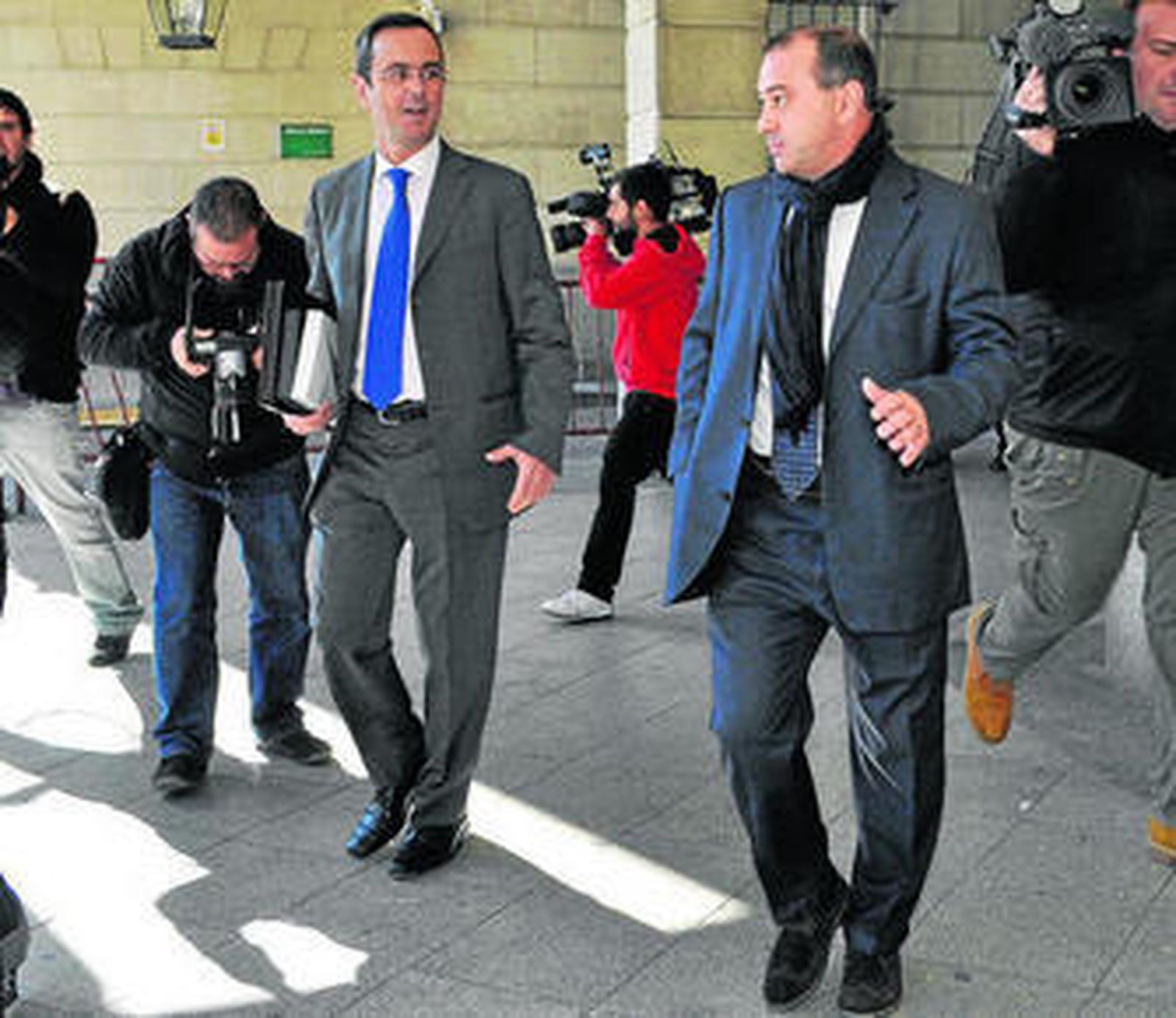 El ex futbolista José Antonio Gómez Romón, 'Pizo' Gómez -dcha.-, con el abogado José María Calero.