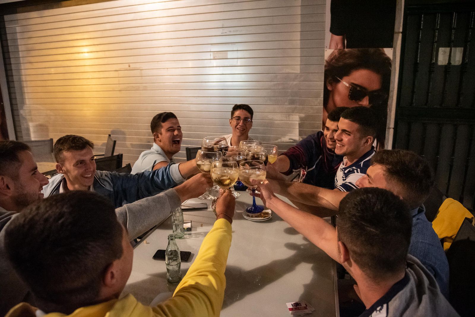 Un grupo de amigos brinda en la noche del viernes en una terraza puntaumbrieña.