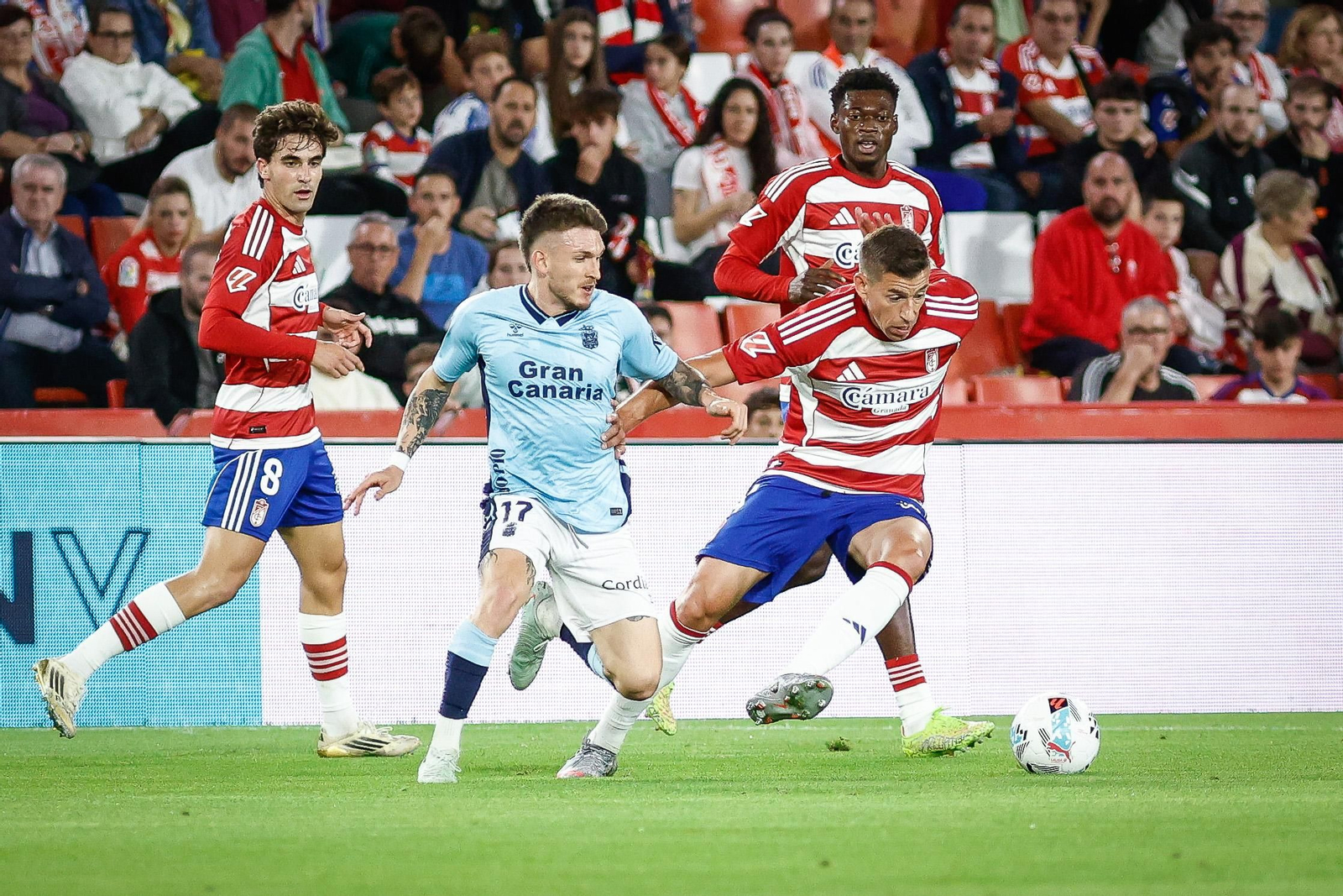 Rubén Alcaraz corta el cuero ante Viti.