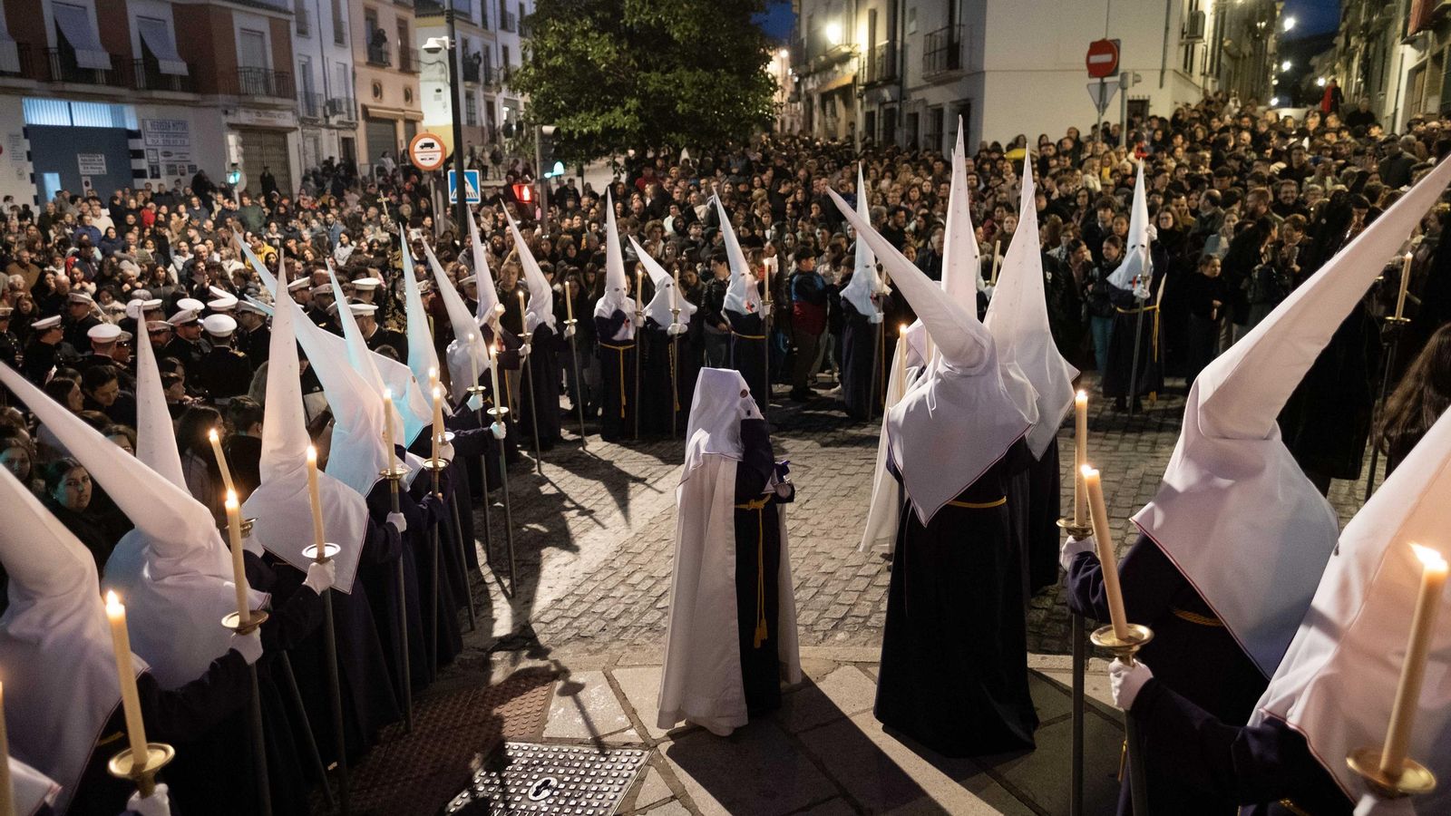 Público en los alrededores del templo.