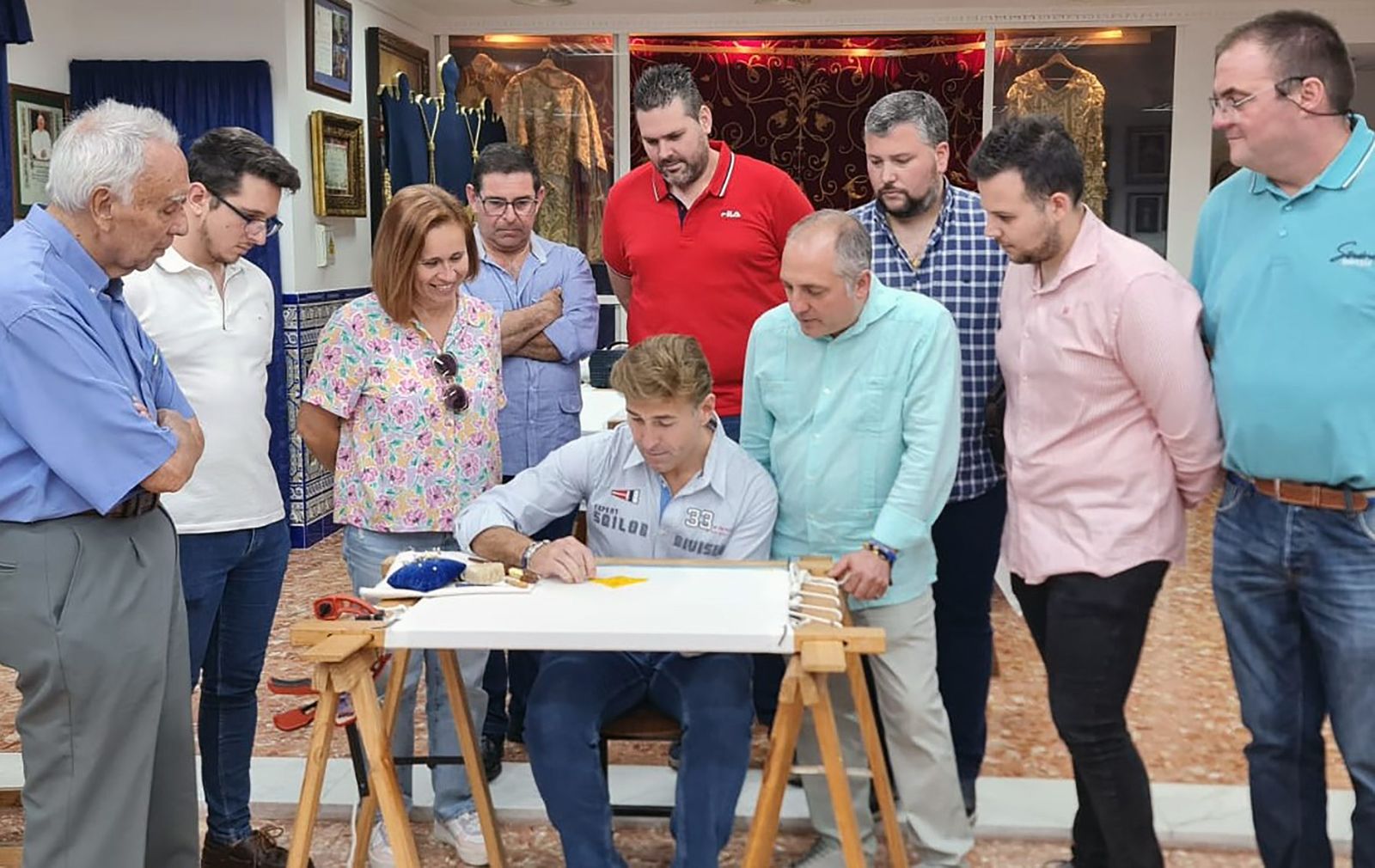 Acto de las primeras puntadas del futuro palio bordado de los Dolores de Torreblanca