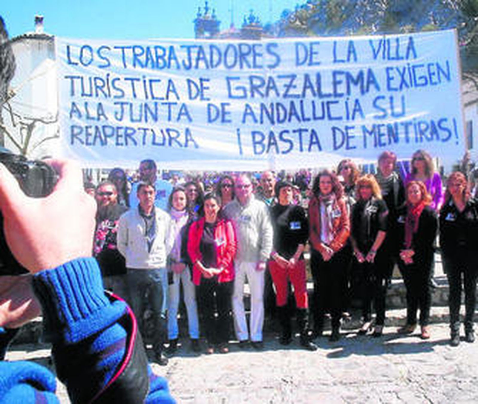 Trabajadores de la Villa Turística de Grazalema, ayer, en su protesta por las calles de la localidad.