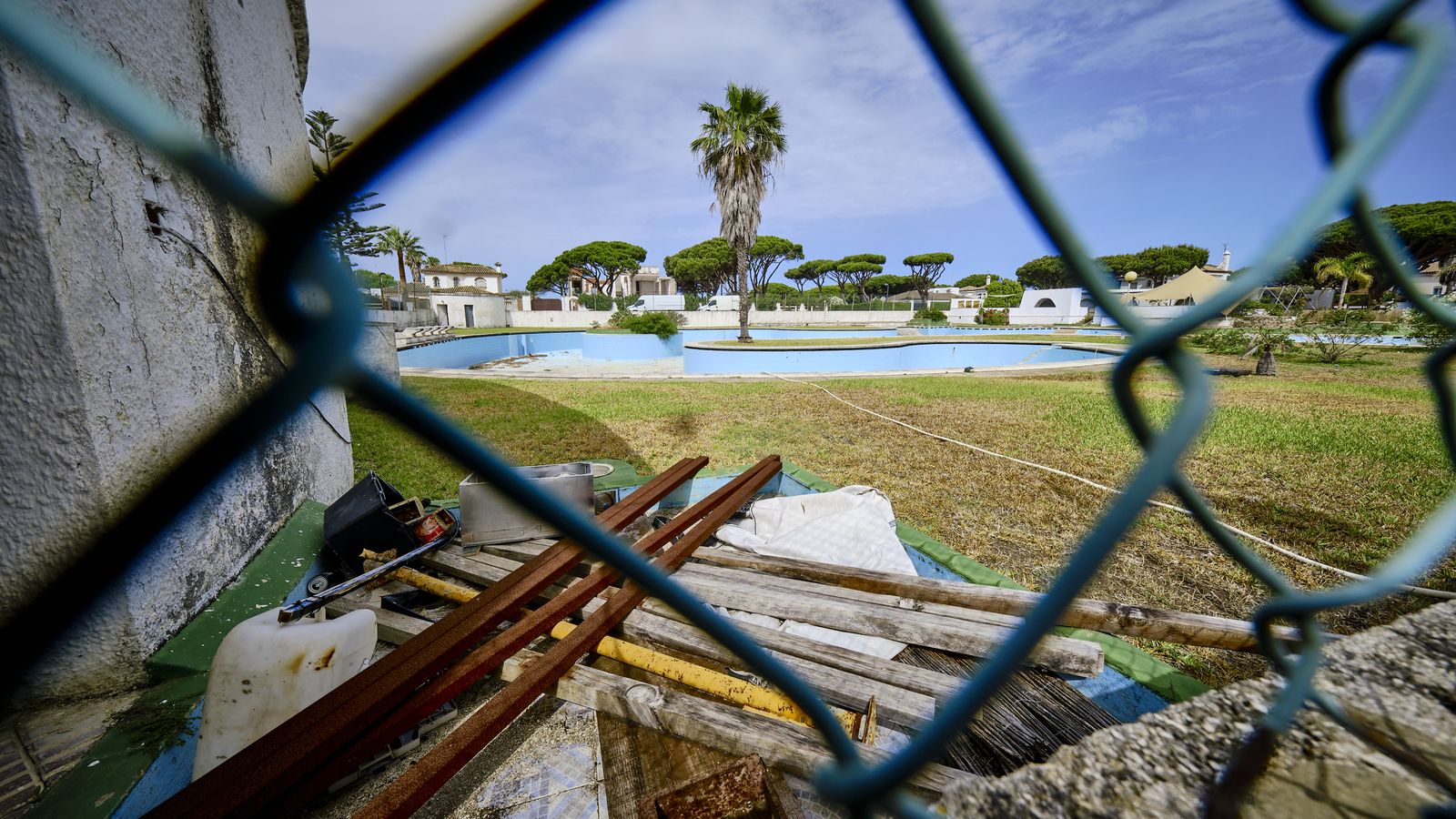 Materiales de desecho en la zona de piscina que se encuentra fuera de servicio desde hace años.
