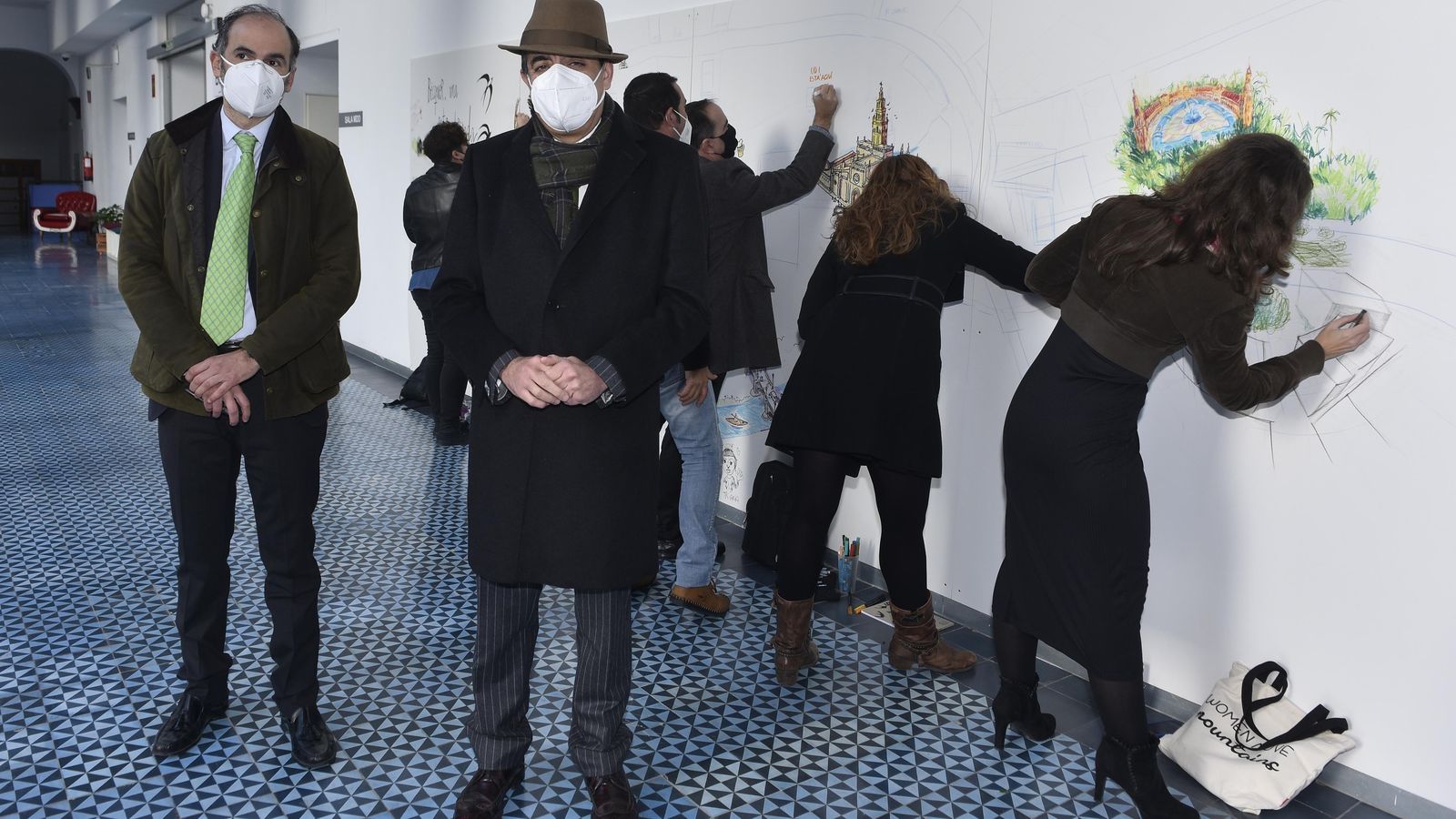 El director del Cicus, Luis Méndez, y el rector de la Universidad de Sevilla, Miguel Ángel Castro, ante el mural 'Bécquer, una ruta dibujada'.