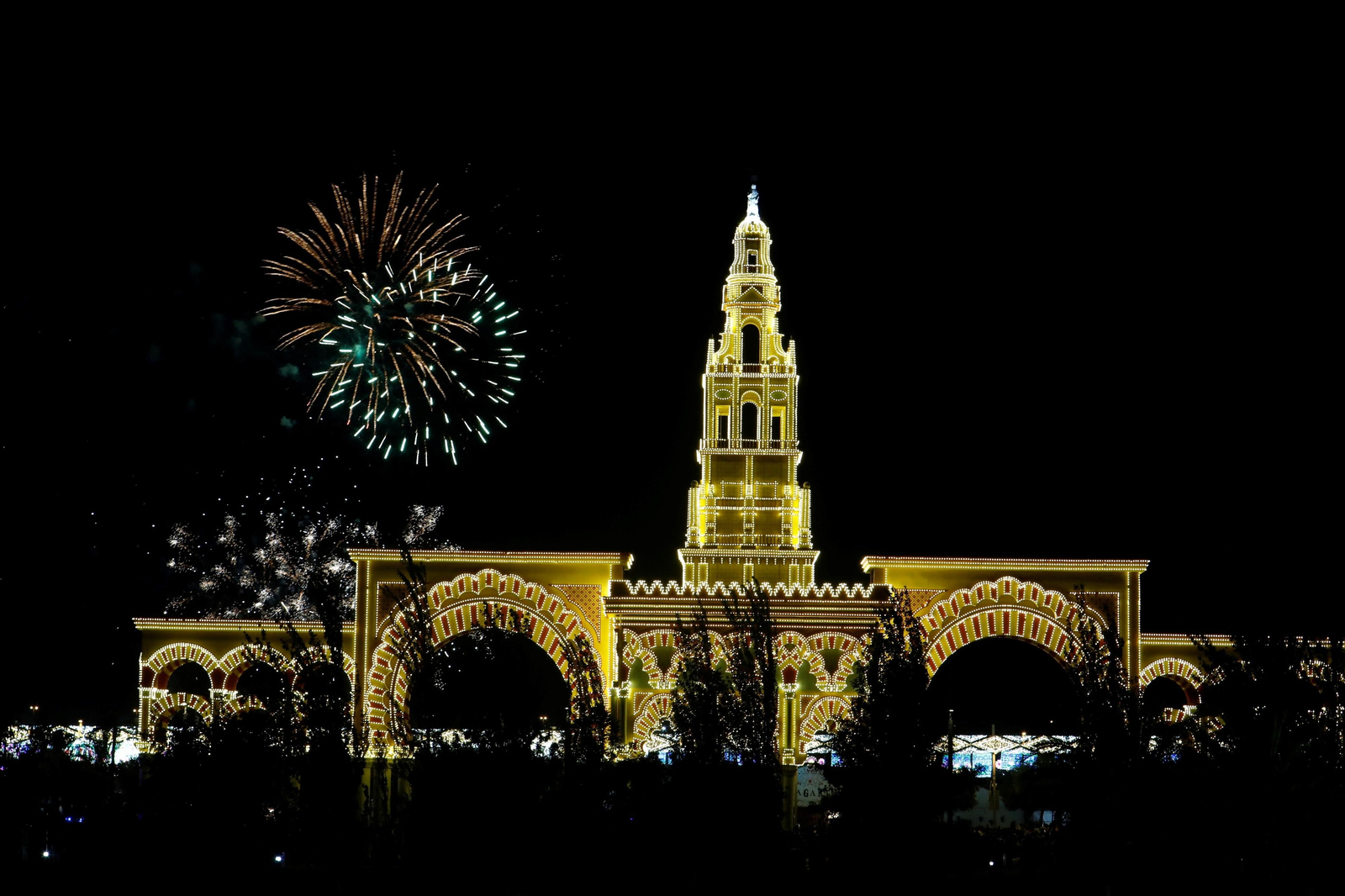 El espectáculo de fuegos artificiales de la Feria de Córdoba 2023, en imágenes