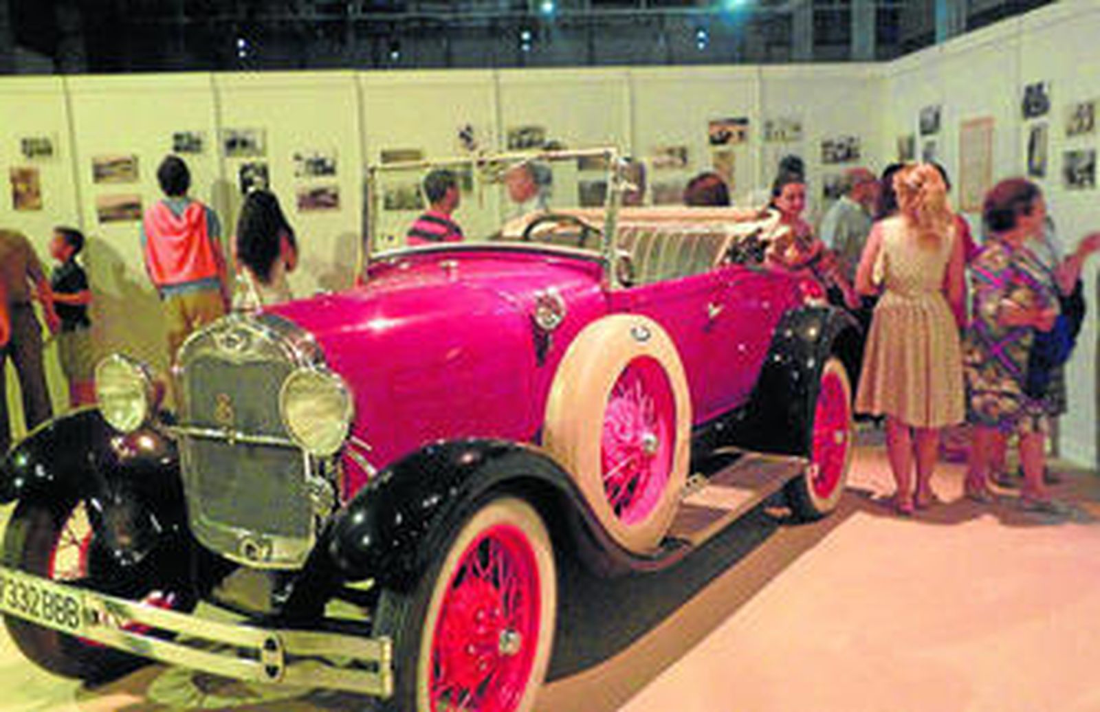 1. Coche de principios de siglo XX. 2. Colección de libros y artilugios históricos. 3. Documentos y monedas de la época. 4. Reproductor del antiguo cine. 5. Dormitorio típico del pasado siglo.