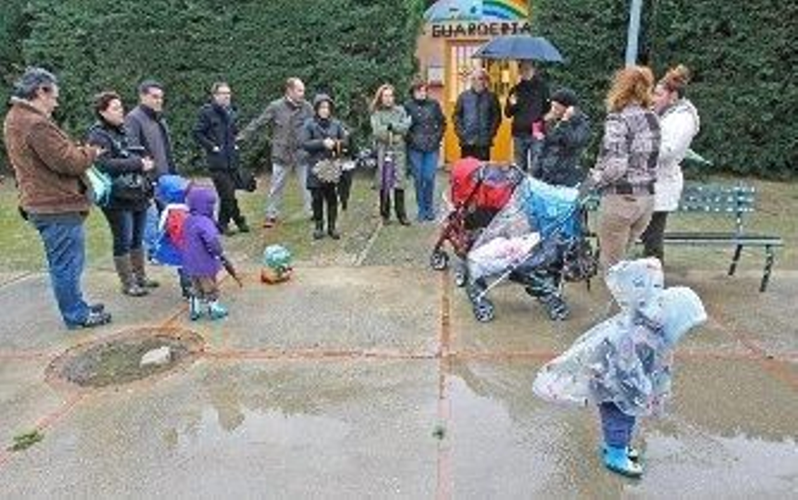 Padres y madres afectados por el cierre de Arco Iris se concentran en el centro