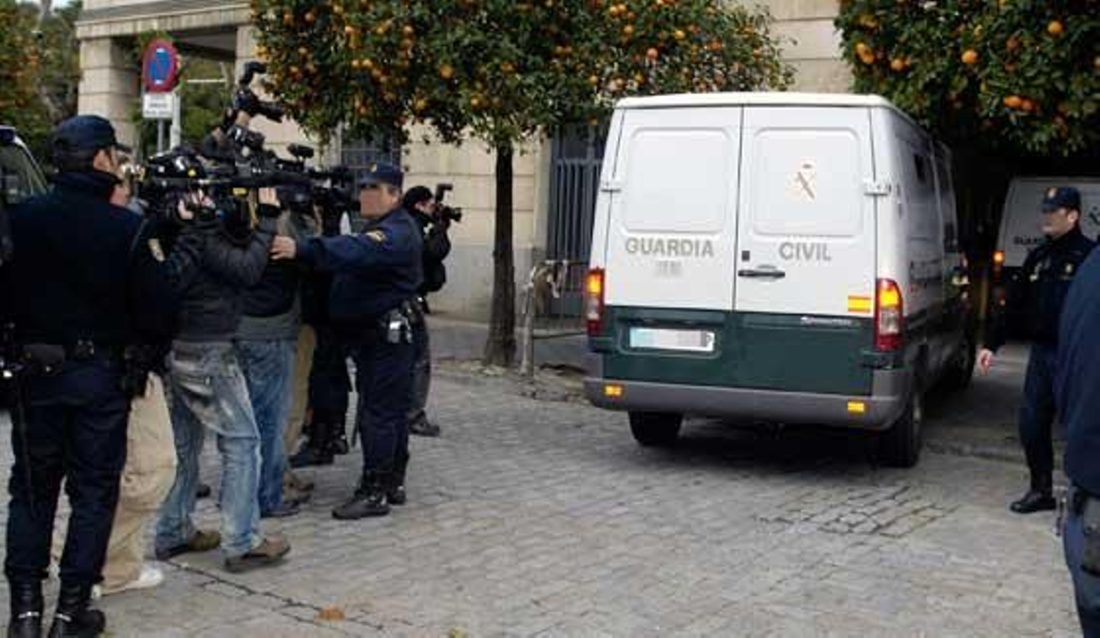 El furgón de la Guardia Civil que transporta a Miguel Carcaño desde la cárcel de Morón.

Foto: Manuel Gómez