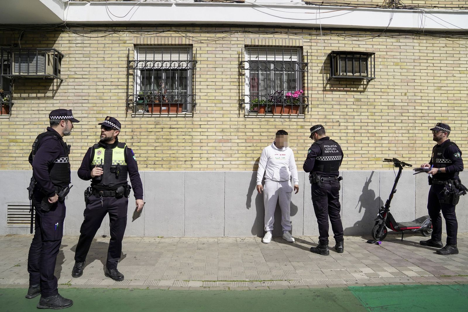 Primer día de multas a los patinetes de Sevilla, en imágenes