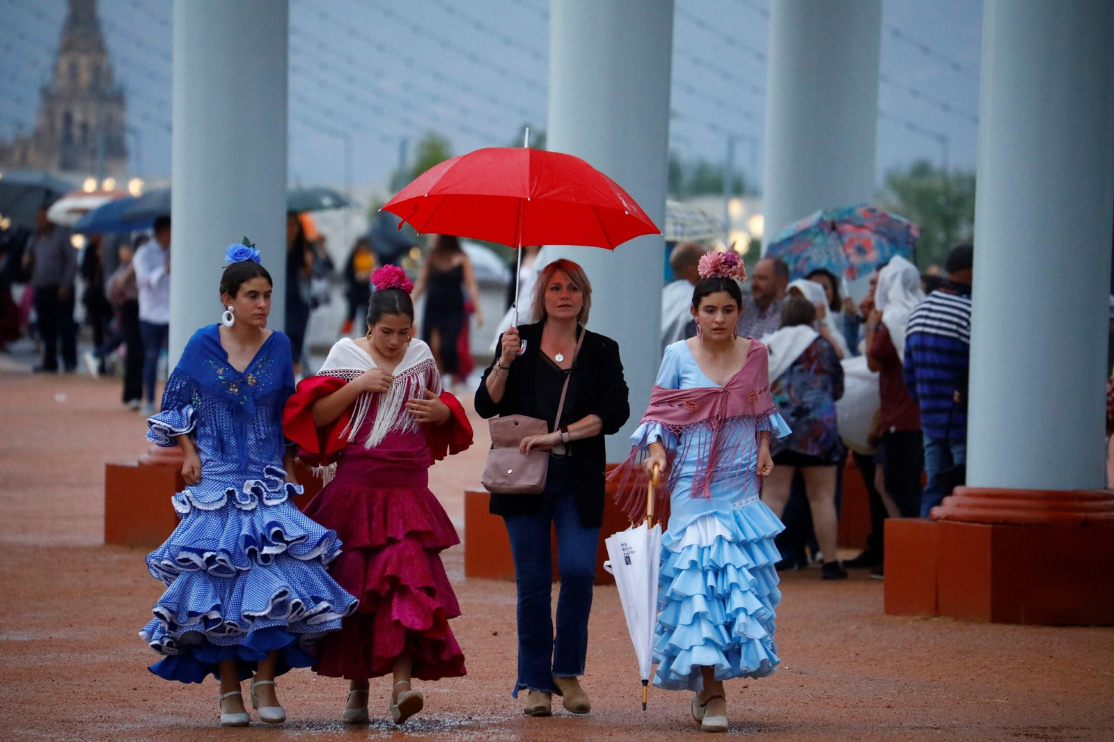 La intensa lluvia de este sábado en la Feria de Córdoba, en imágenes