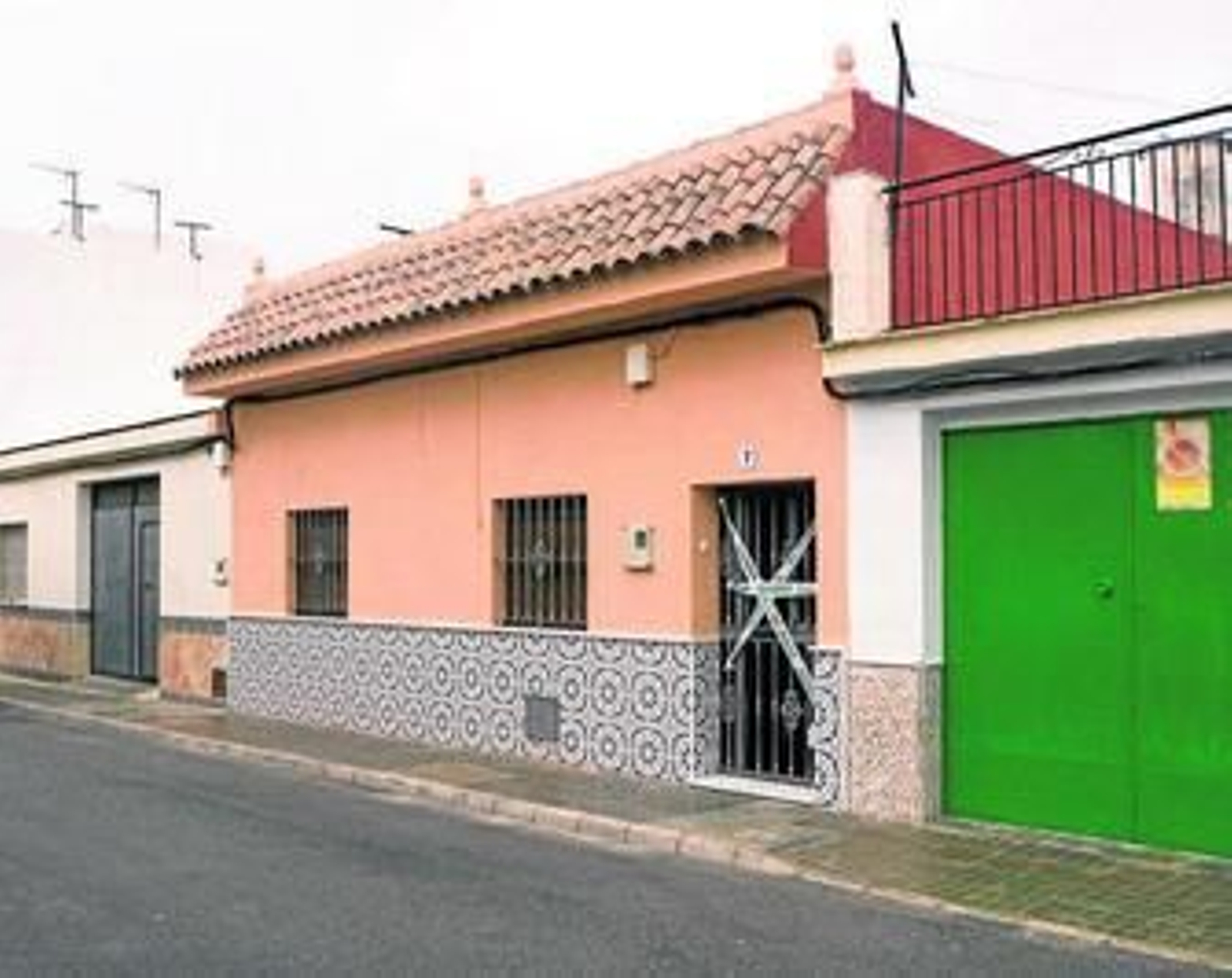 La vivienda de la calle Rosa en la que ocurrieron los hechos, aún precintada por la Guardia Civil.