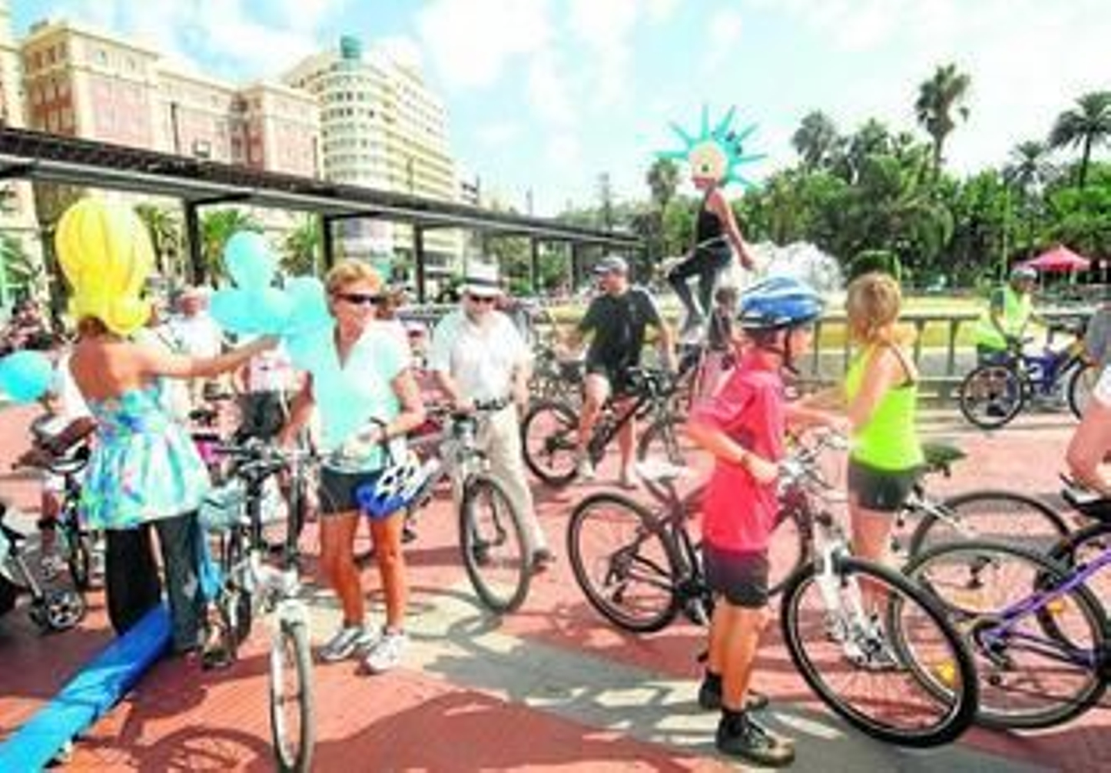 Participantes en el acto de apertura de la Semana Europea de la Movilidad, ayer, en la Plaza de la Marina.