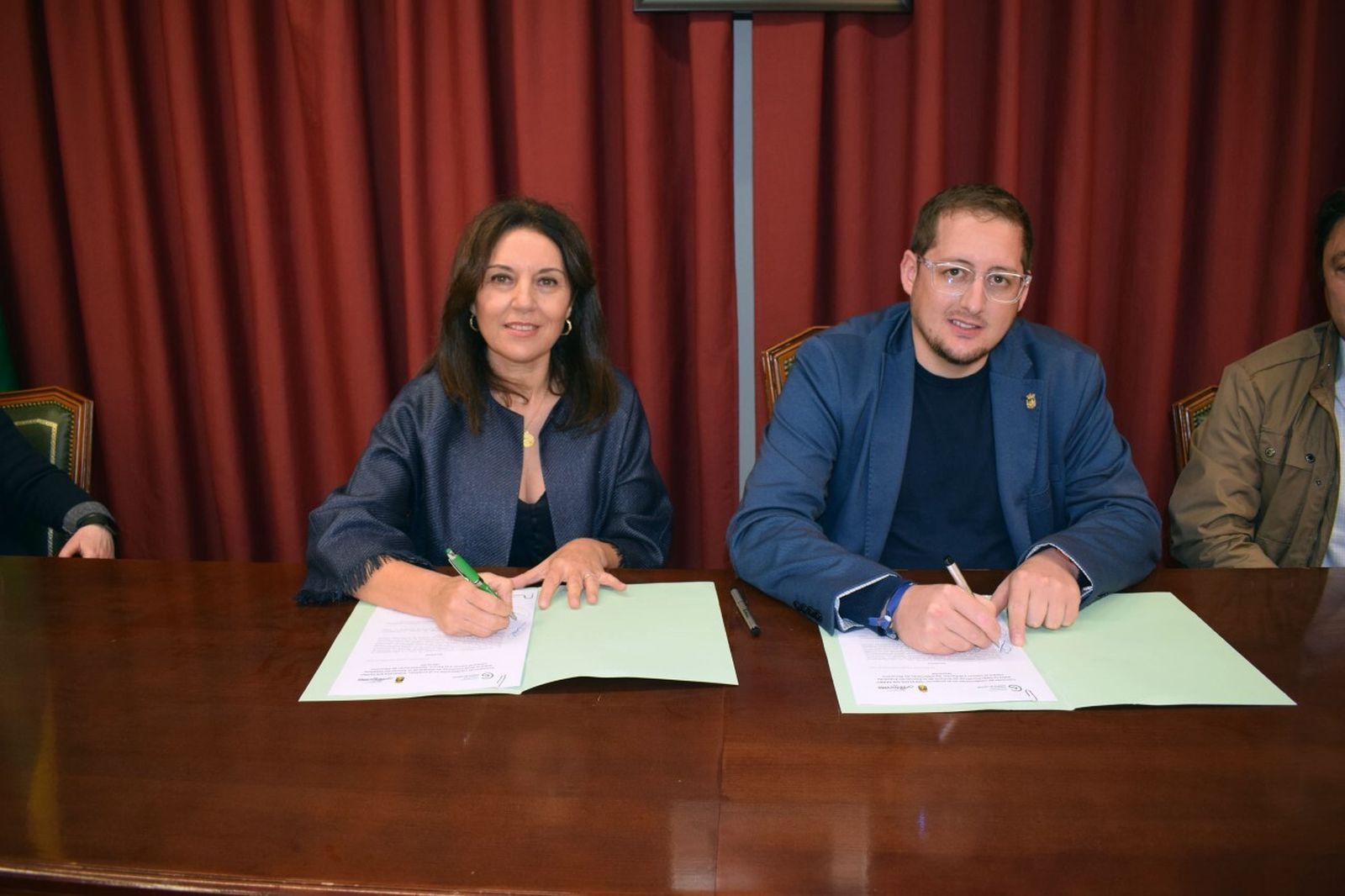 La presidenta de la Asociación Española Contra el Cáncer en Almería, Magdalena Cantero, firma un convenio con el alcalde de Abrucena, Ismael Gil, para declarar un parque del municipio 'Espacio sin humo'.