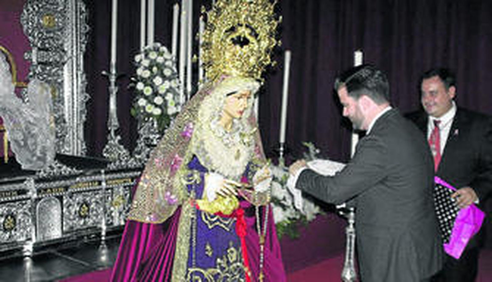 El exaltador regala a la imagen un pañuelo tras pronunciar su locución.