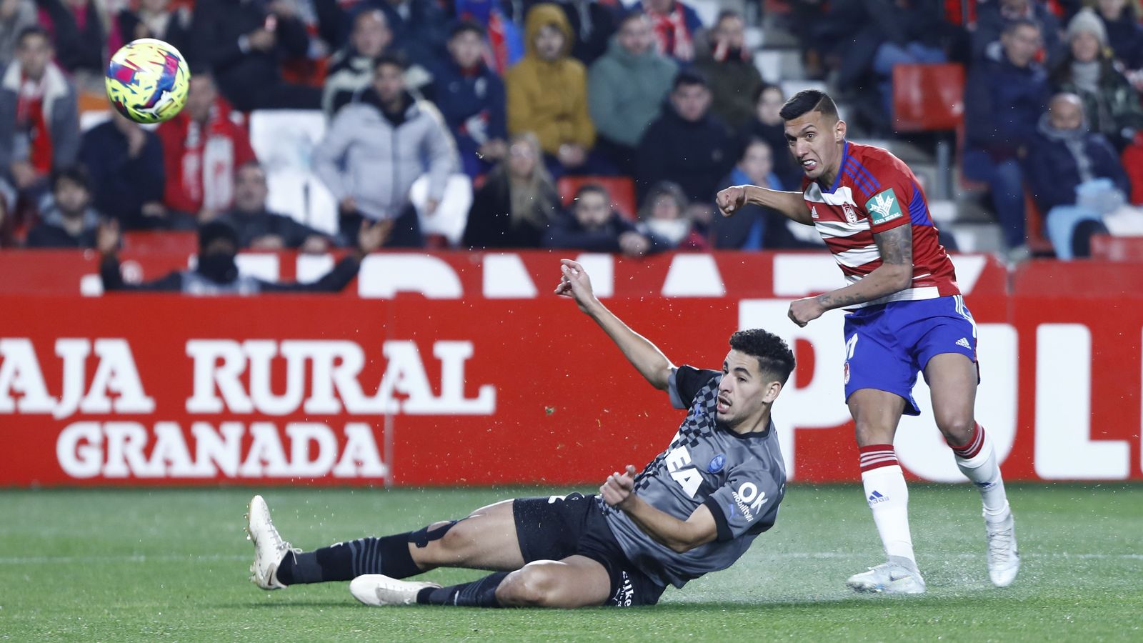 Uzuni intenta el disparo ante el Alavés.