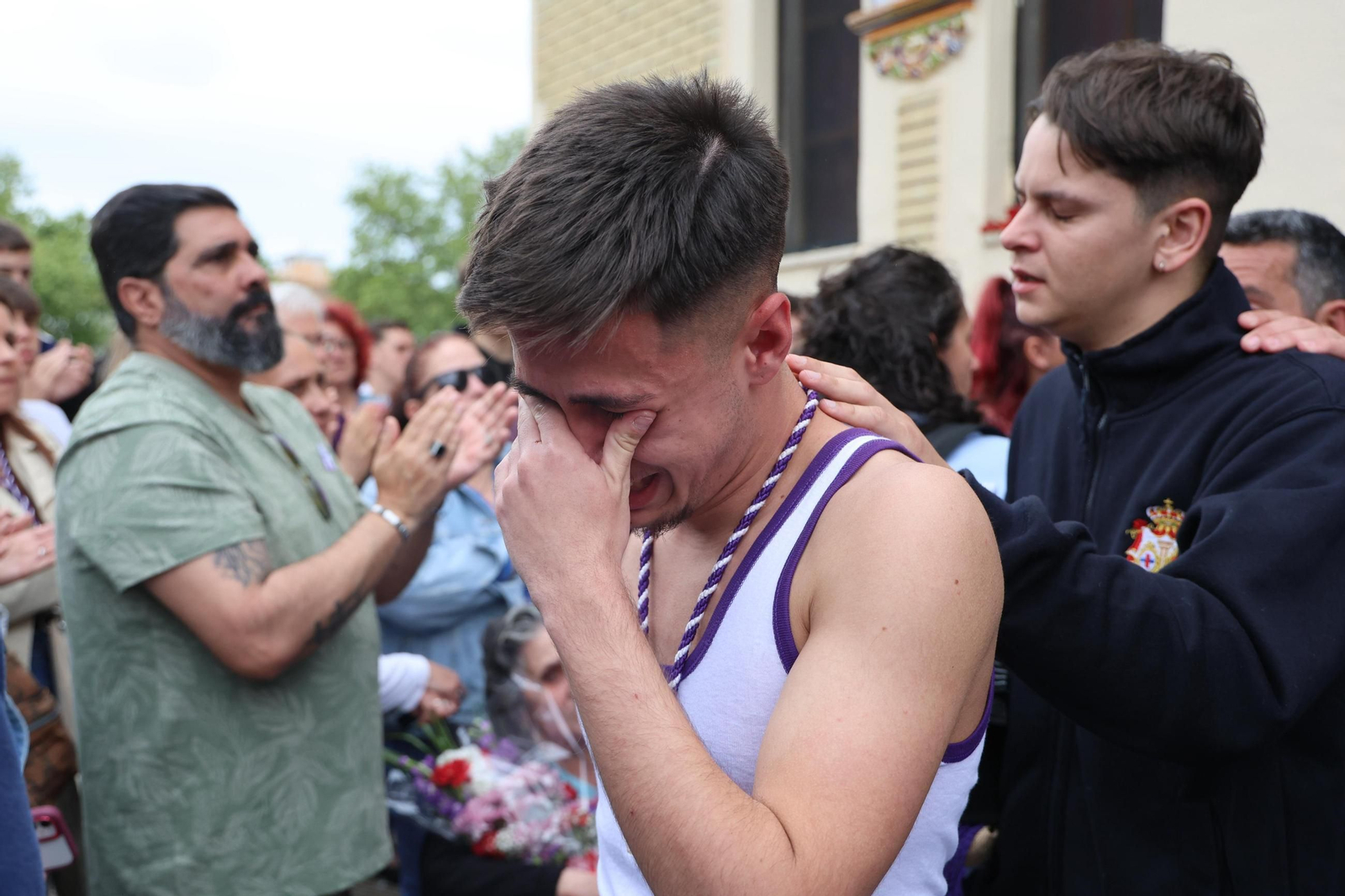 El Calvario se queda sin Lunes Santo en Huelva: imágenes de las lágrimas y el desconsuelo en la hermandad