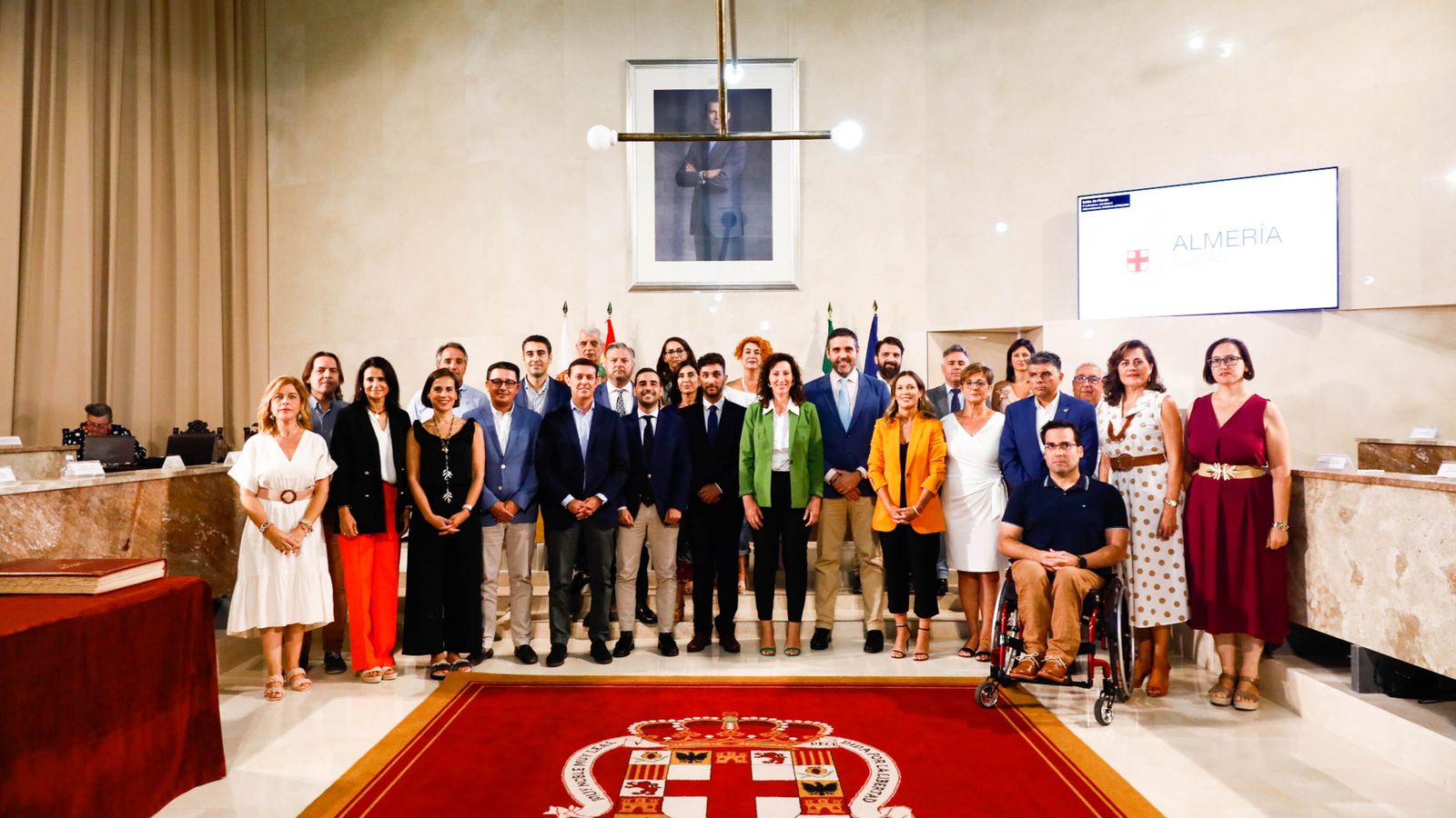 Fotografía de todos los concejales tras la toma de posesión de Jesús Luque