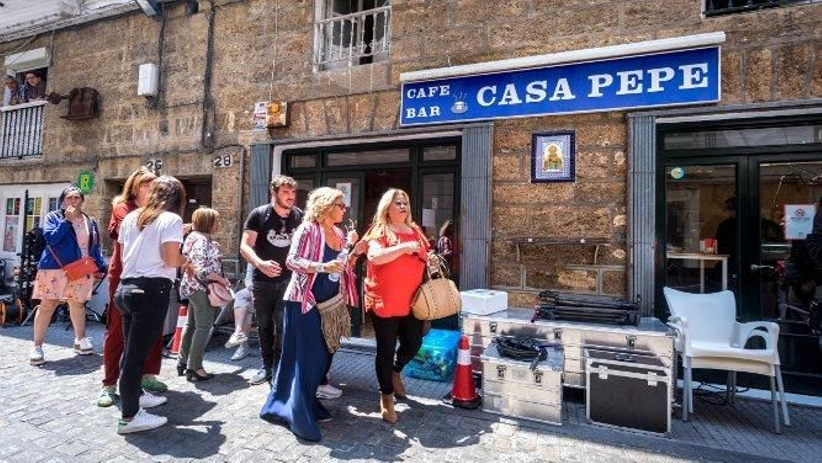 La actriz Carmina Barrios en la puerta de Casa Pepe, en la calle de la Rosa, tras grabar una escena.