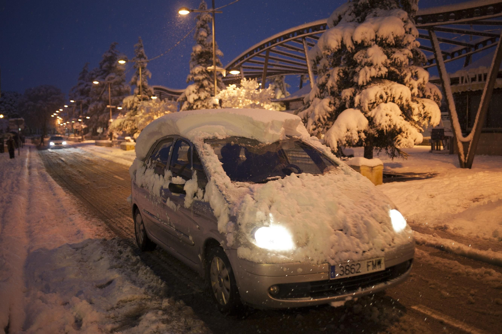 Un coche cubierto de nieve en Ronda.