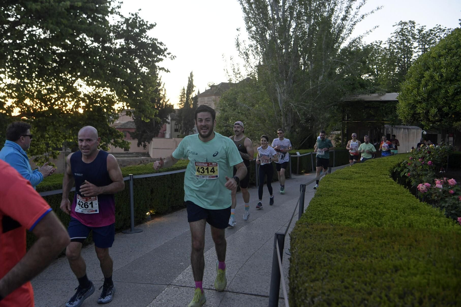 Los atletas durante su paso por los interiores de la Alhambra.