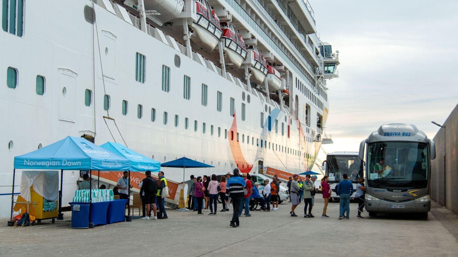 El Norwegian Dawn en una de sus escalas en Motril