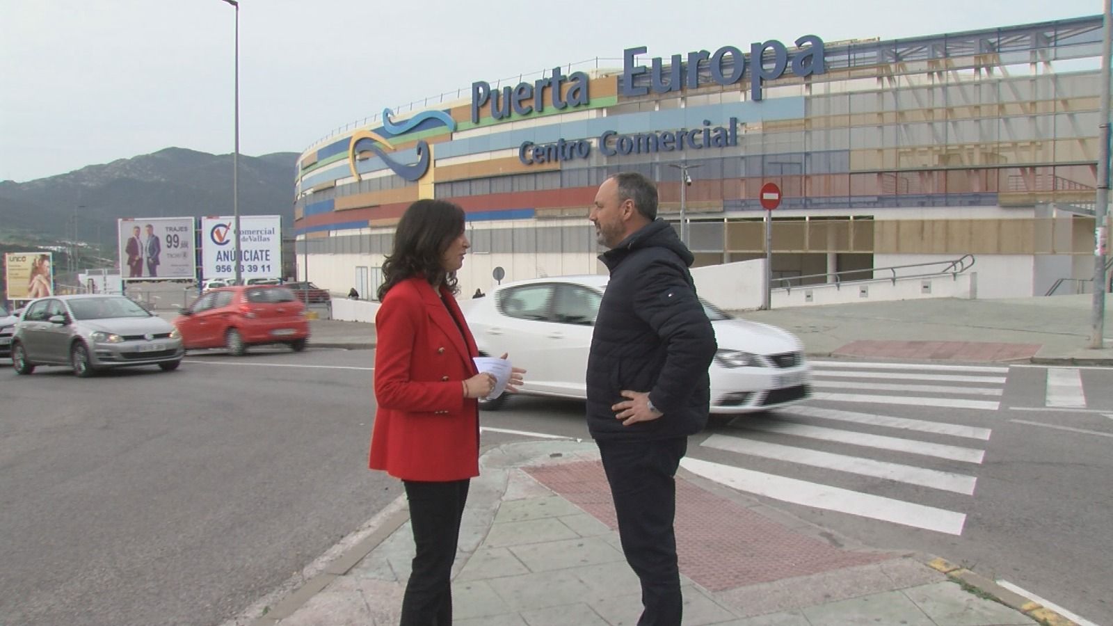 La teniente de alcalde Yessica Rodríguez frente al centro comercial Puerta Europa.