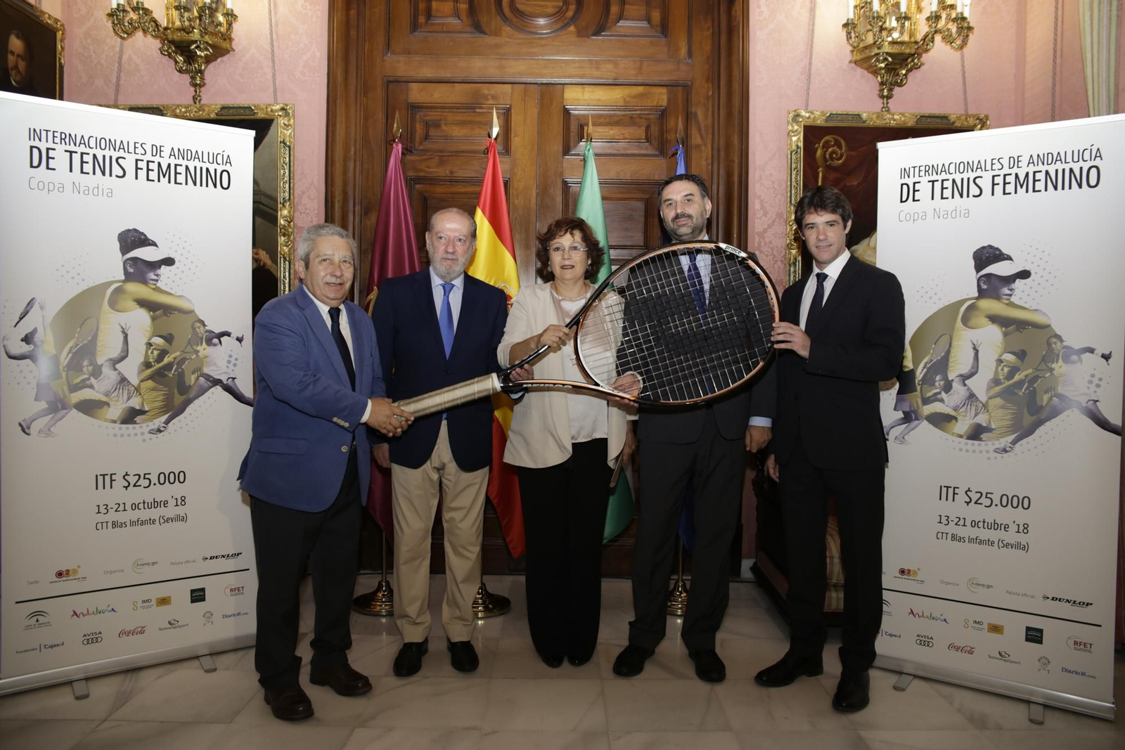 De izquierda a derecha, el presidente de la Federación Andaluza de Tenis, el presidente de Diputación, la vicepresidenta de la Federación Andaluza  de Tenis, el consejero de Turismo y Deporte y el concejal de Deportes del Ayuntamiento Sevilla.