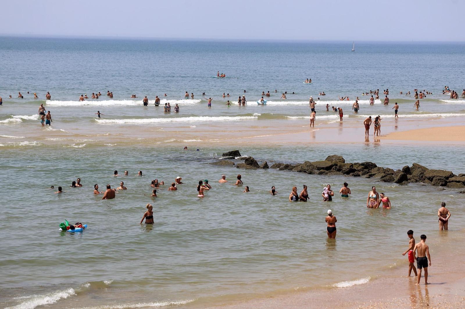 Imágenes del caluroso día en la playa de Matalascañas
