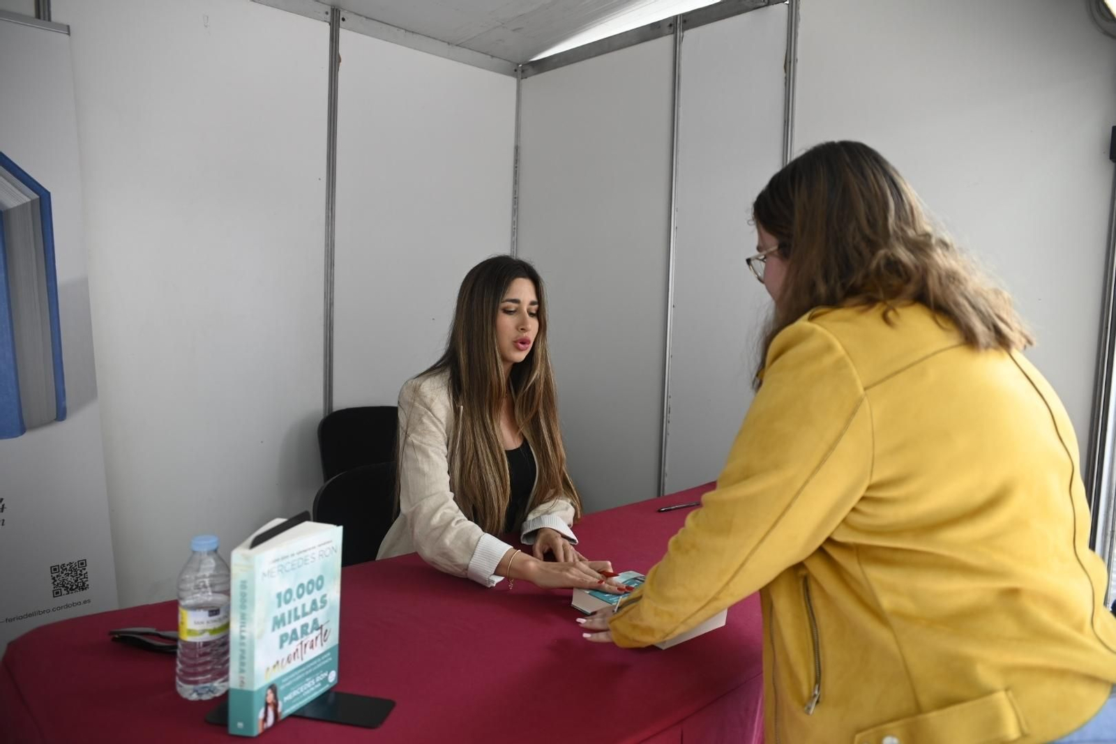 La multitudinaria presentación de Mercedes Ron en la Feria del Libro de Córdoba, en imágenes