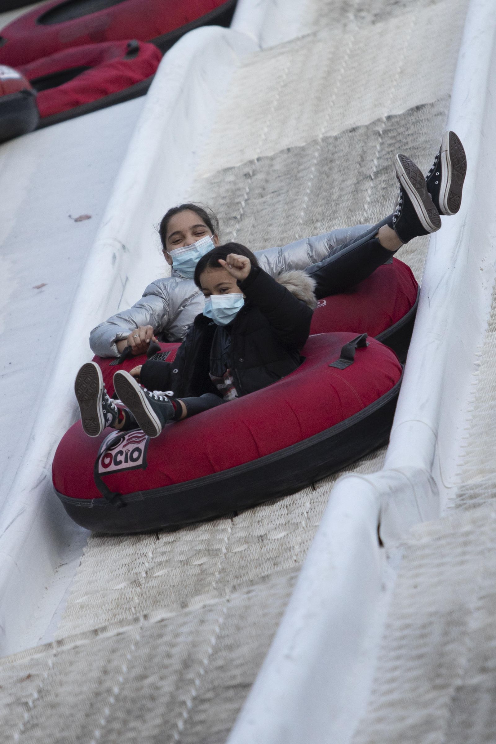 Multitud de visitantes y ambiente navideño en Granada durante el puente, en imágenes