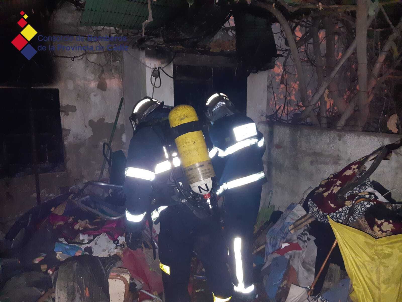 Los bomberos encontraron una gran cantidad de ropa en el interior de la vivienda.