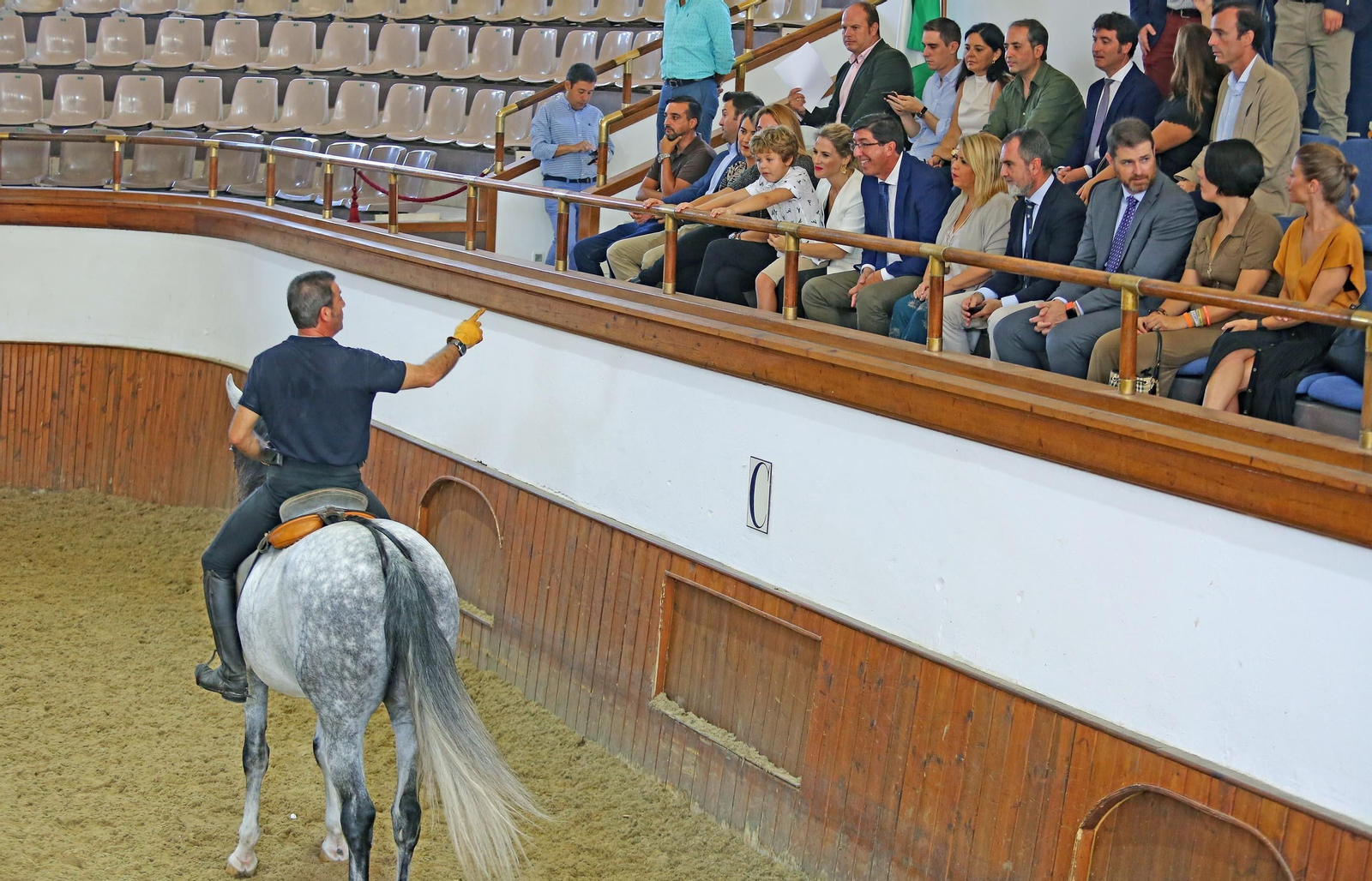 Visita de  Juan Marín a la Real Escuela del Arte Ecuestre por el día Europeo del caballo