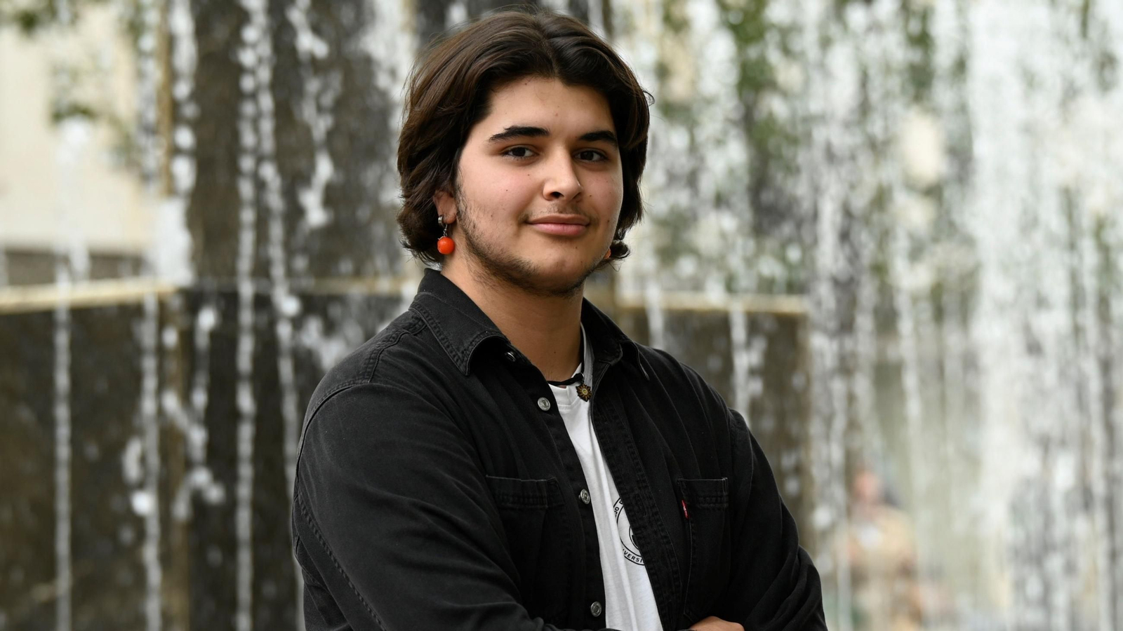 Unai Trujillo, en la fuente del bulevar del Gran Capitán.