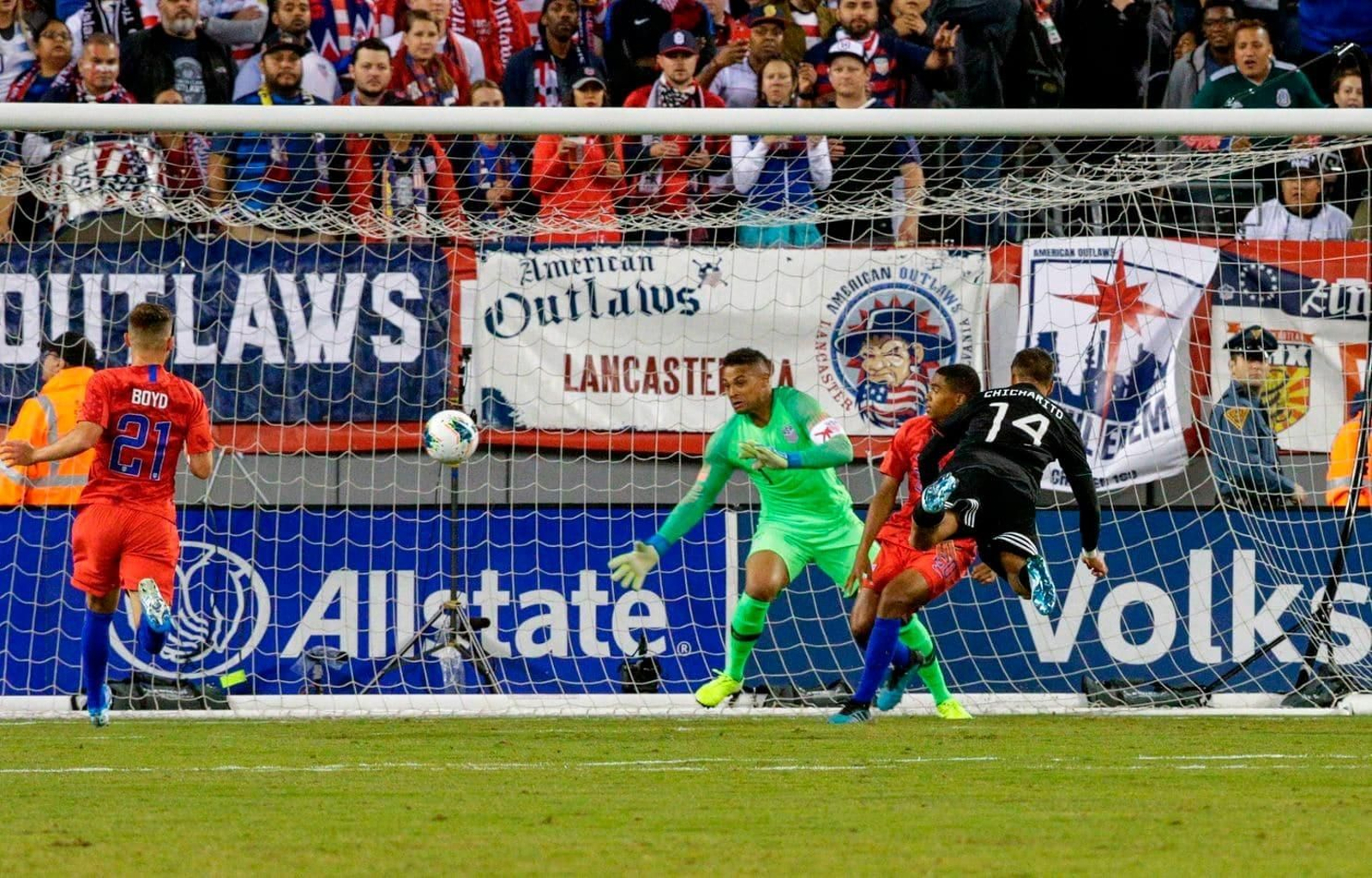 Chicharito cabecea a gol en plancha y bate a Steffen en el MetLife Stadium de Nueva Jersey.